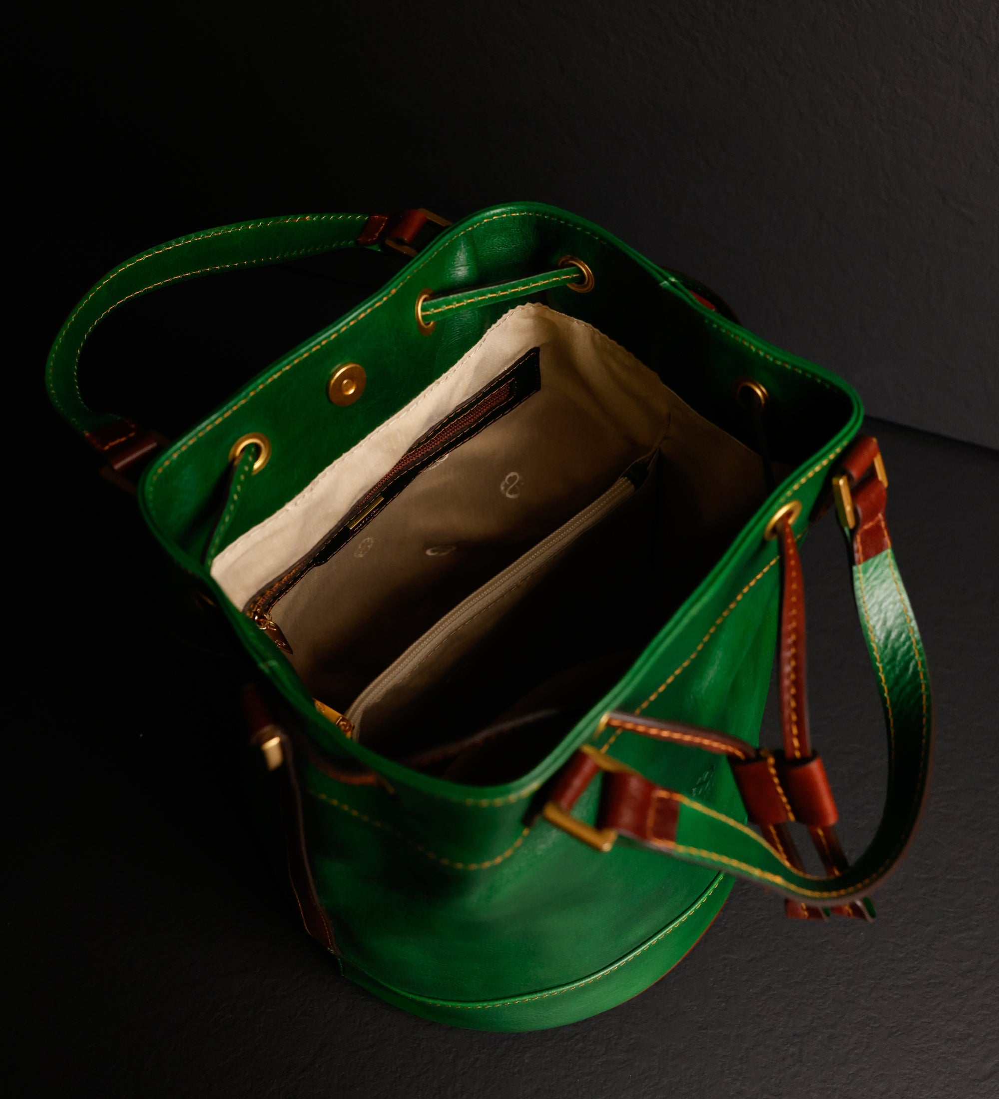 Bolso bucket de cuero para mujer: Light In August