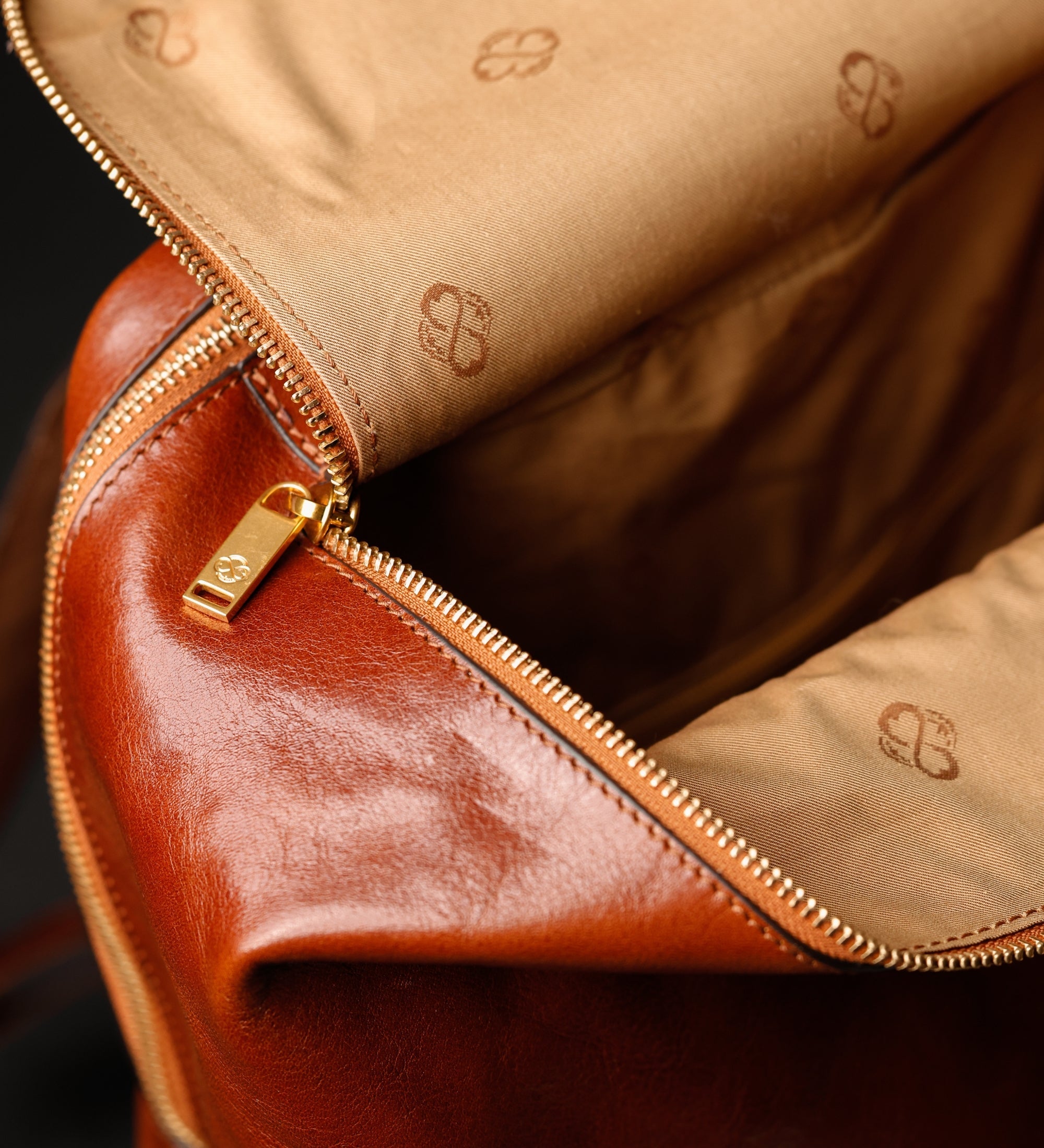 Mochila de cuero para mujer: A Bend in the River