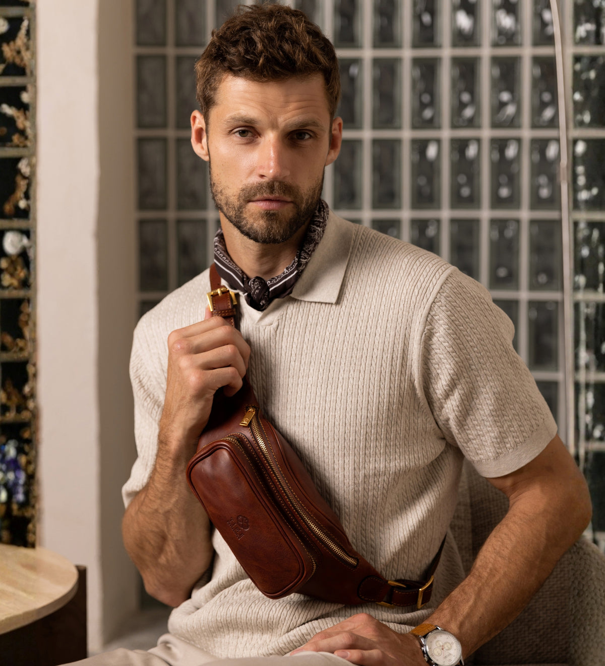Riñonera/sling bag de cuero: Independent People