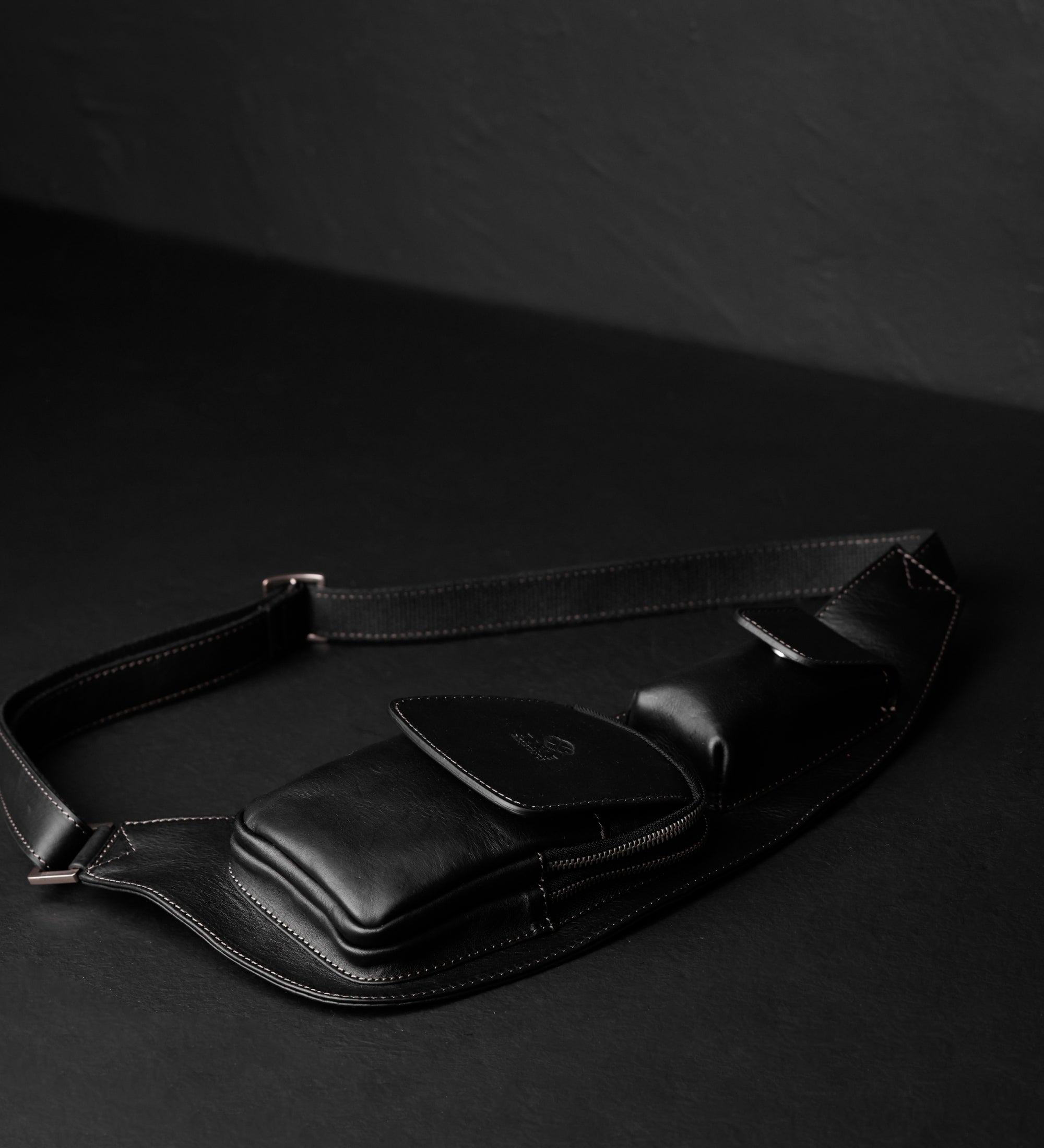 Bolso bandolera/sling bag de cuero: The Monk