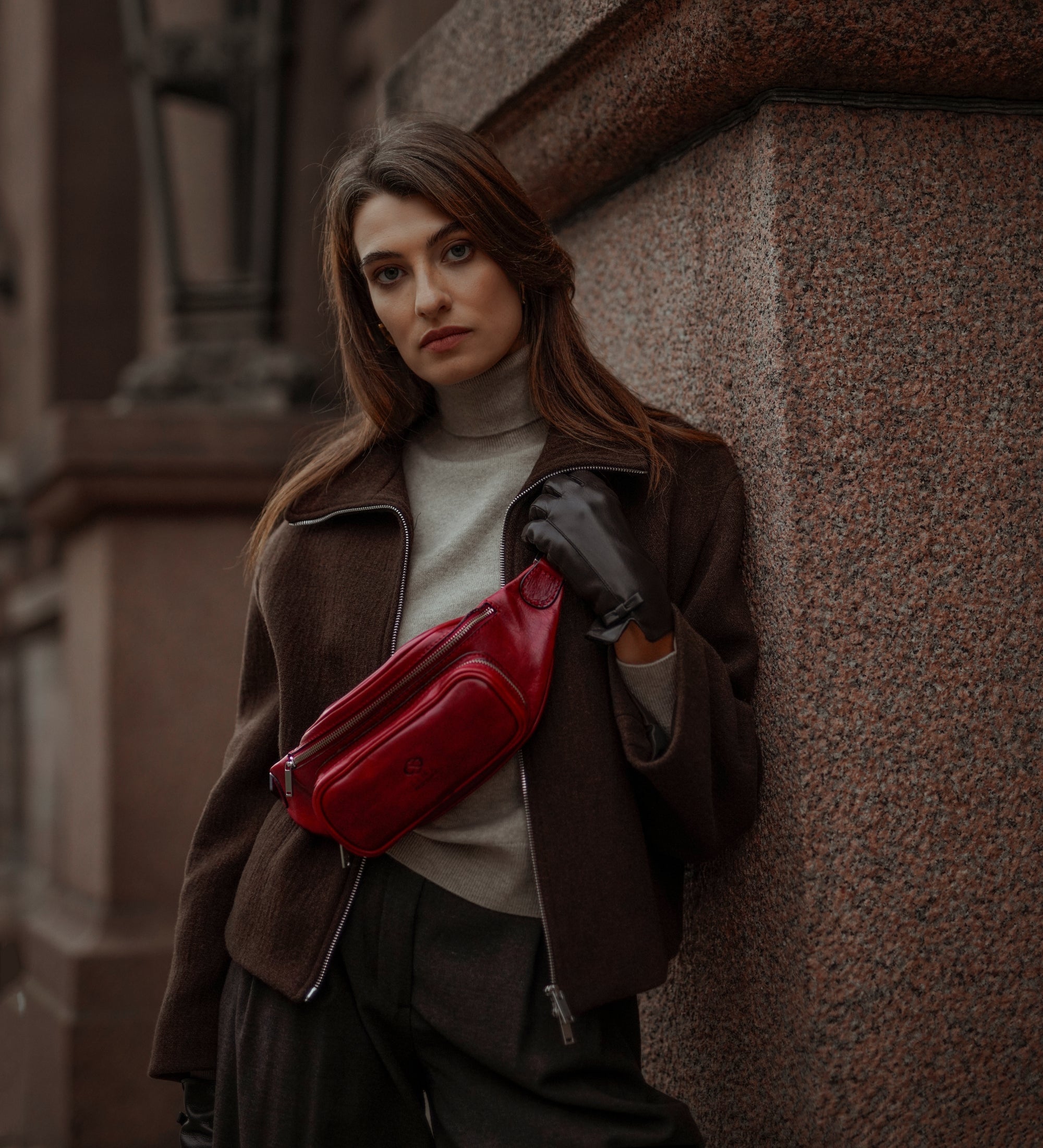 Riñonera/sling bag de cuero para mujer: Independent People