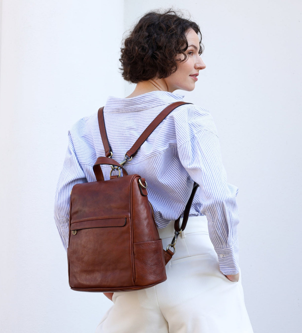 Bolso de hombro/mochila convertible de cuero marrón coñac para mujer: The Waves