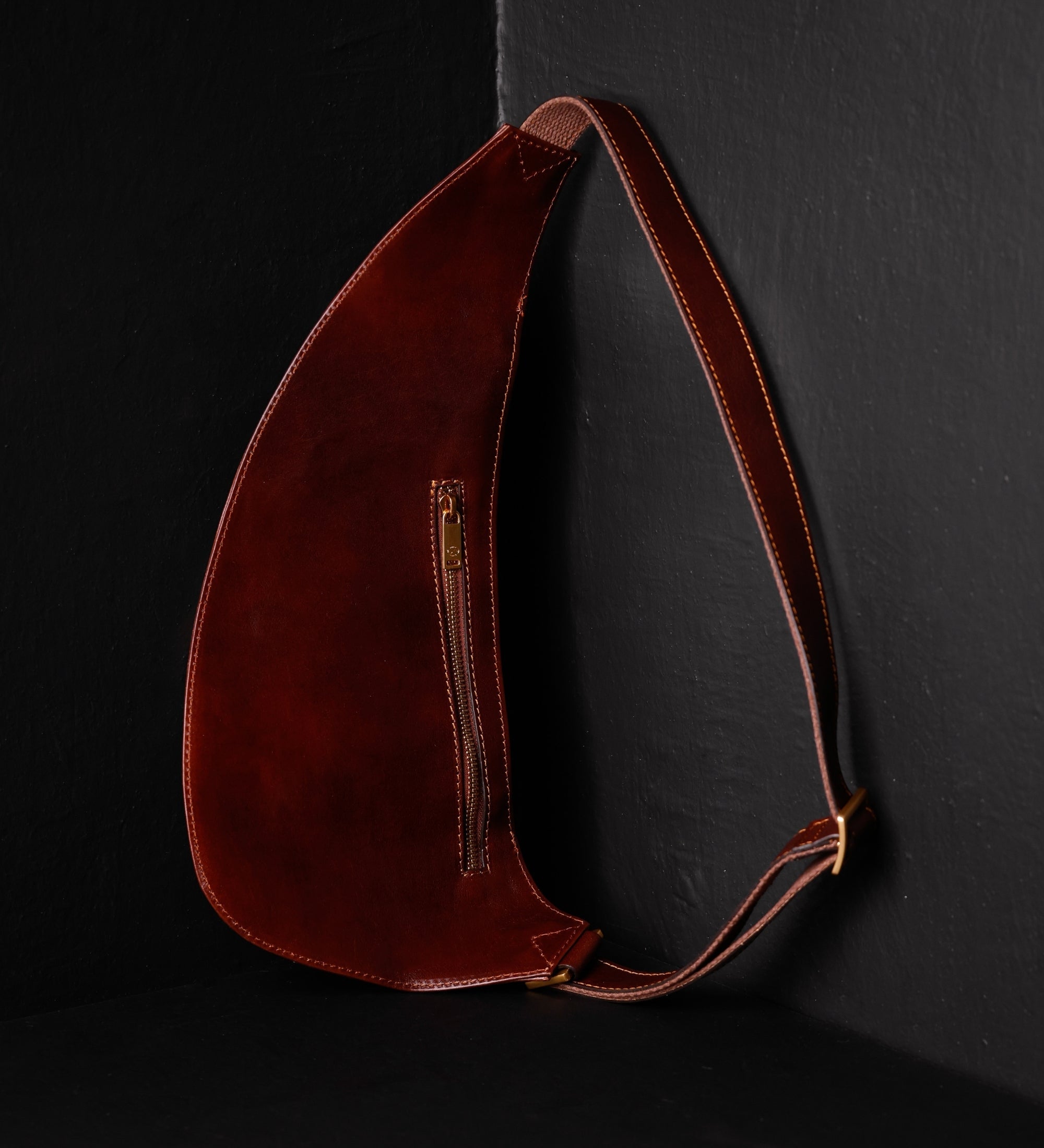 Bolso bandolera/sling bag de cuero: The Monk