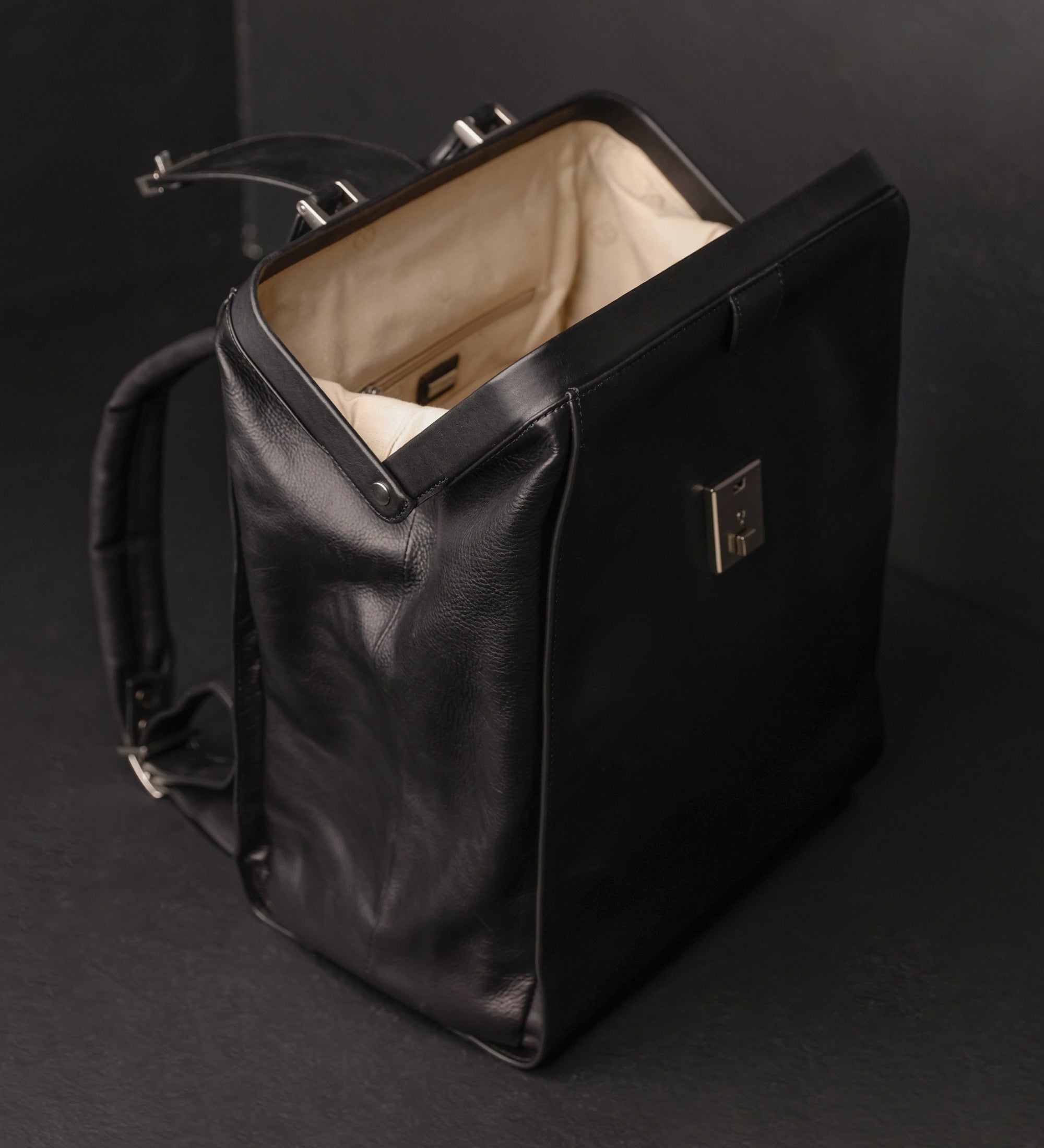 Mochila de cuero: A Brief Story of Time