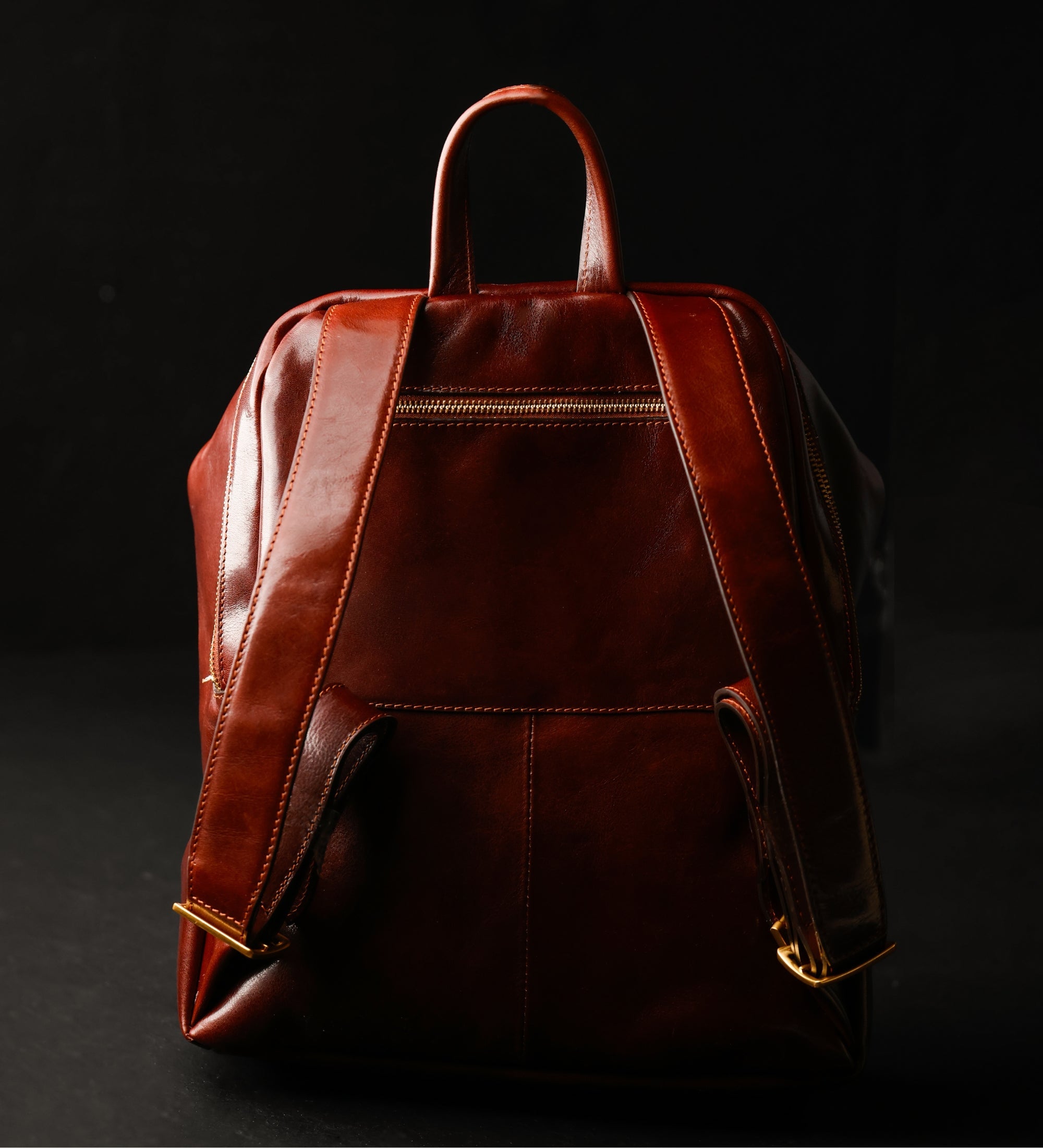 Mochila de cuero para mujer: A Bend in the River