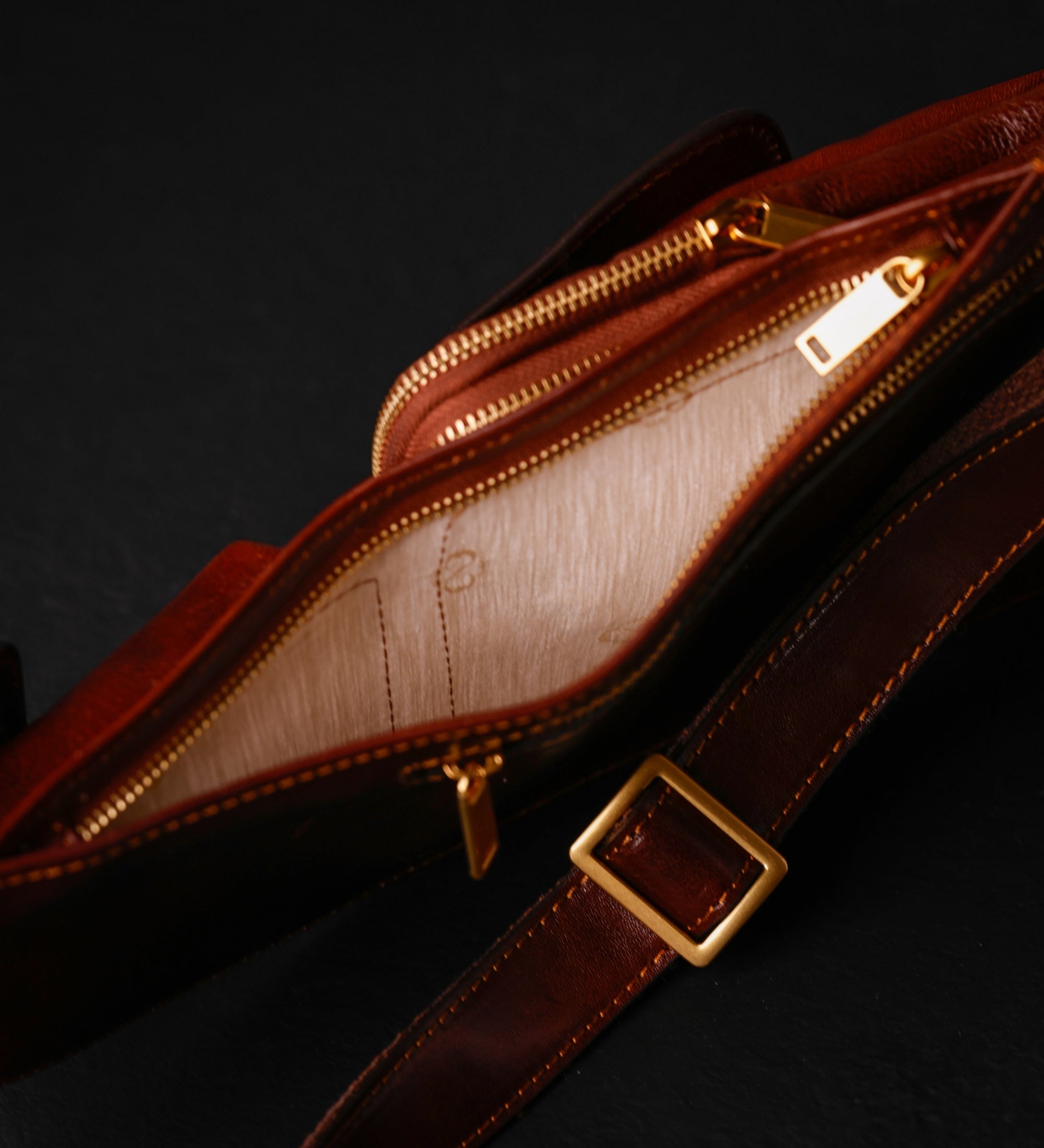 Bolso bandolera/sling bag de cuero: The Monk