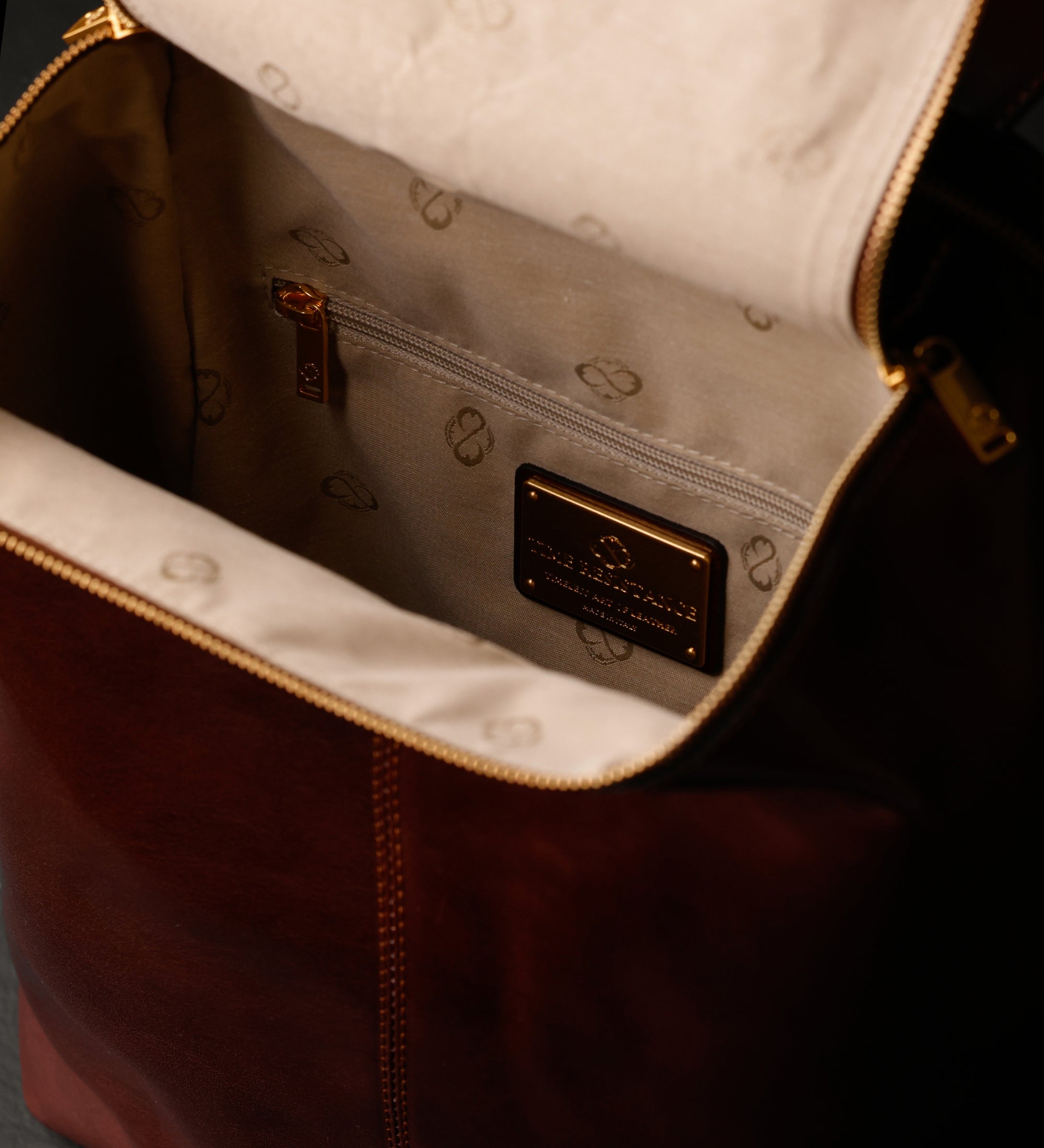 Mochila de cuero para mujer: A Bend in the River