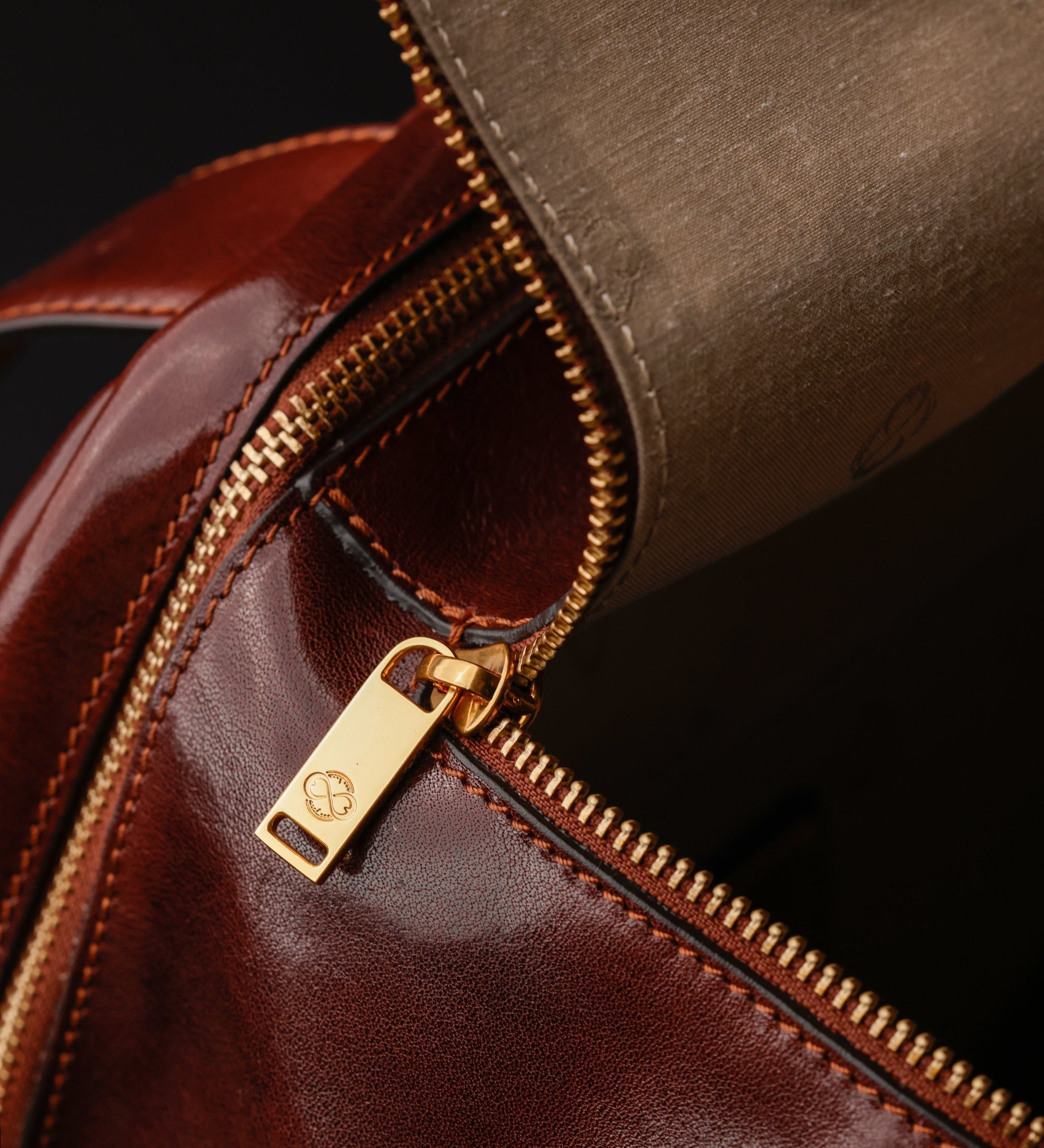 Mochila de cuero para mujer: A Bend in the River