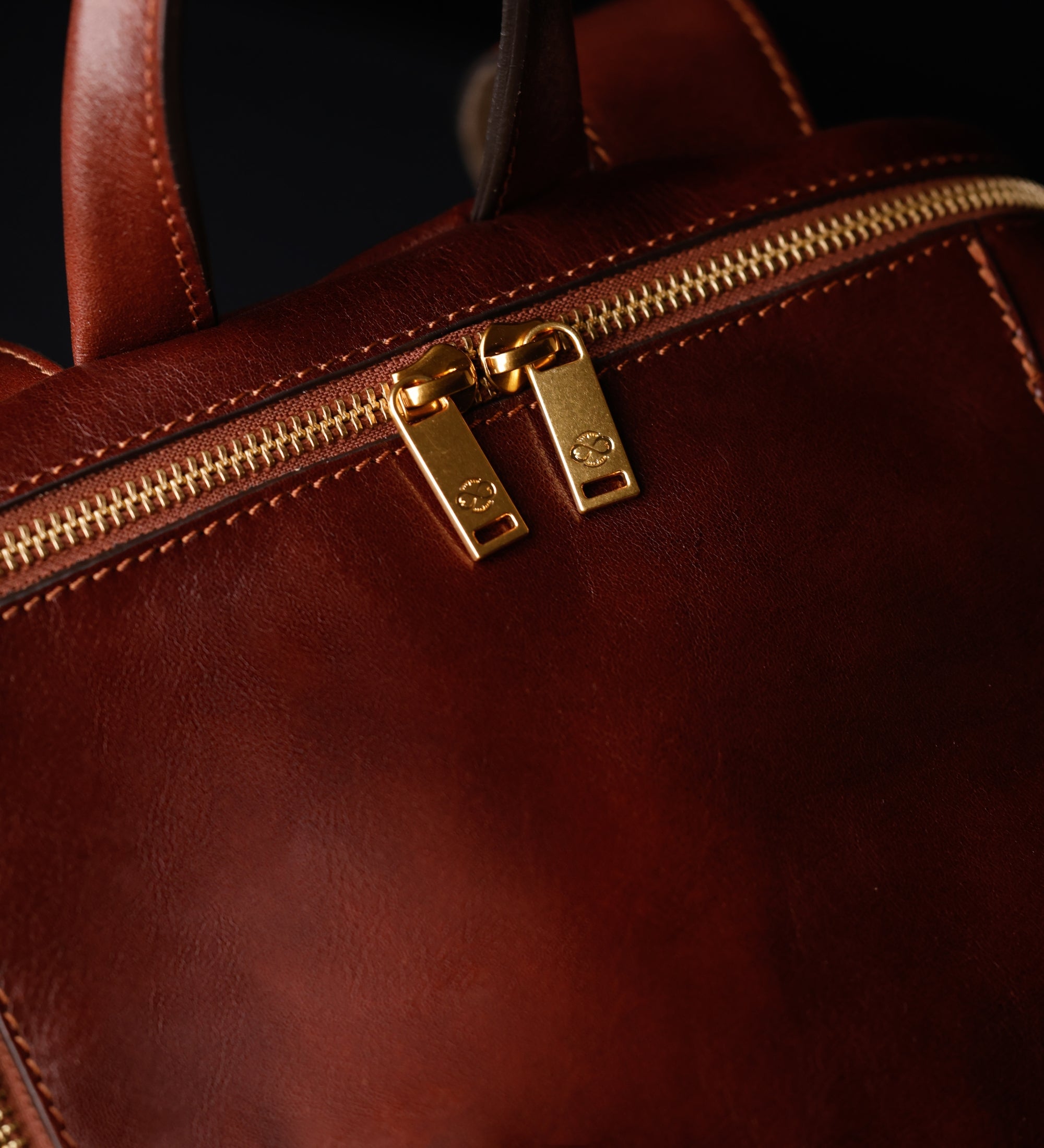 Mochila de cuero para mujer: A Bend in the River