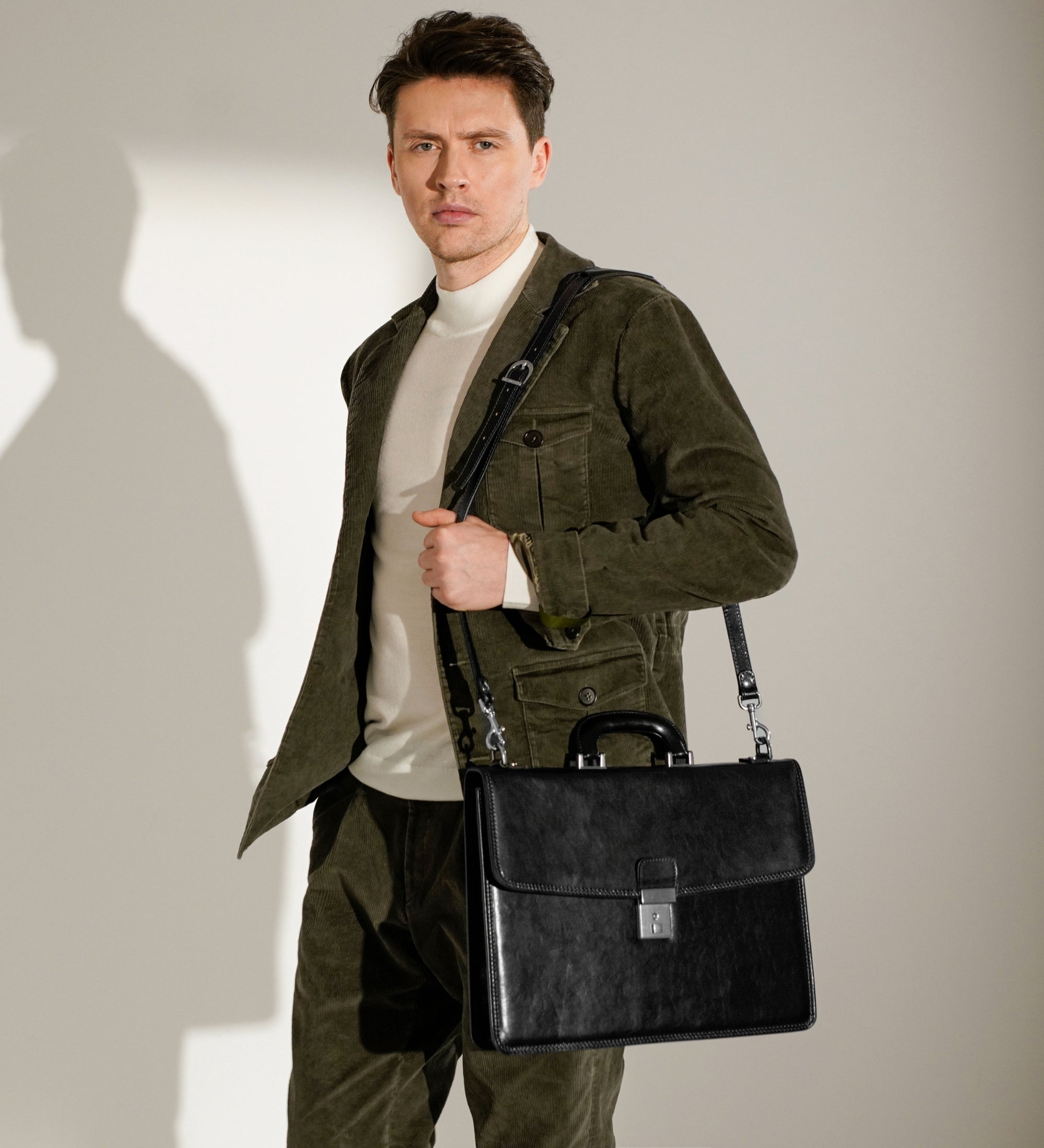 Maletín de cuero: The Sound of the Mountain