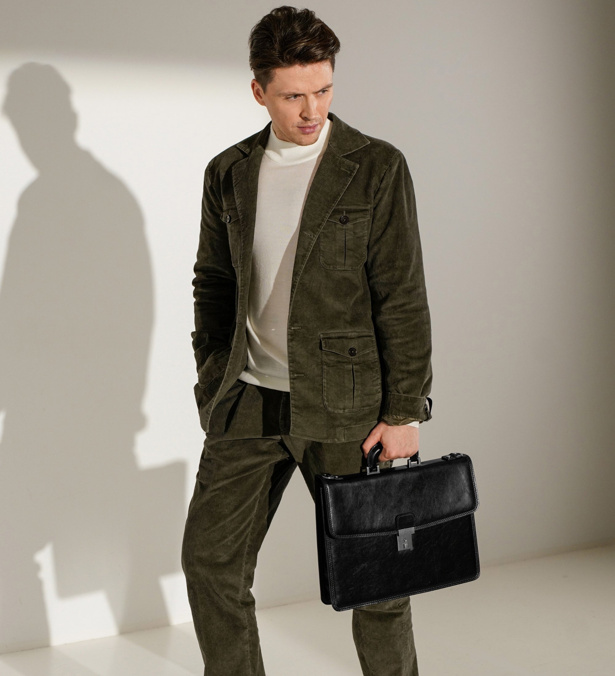 Maletín de cuero: The Sound of the Mountain