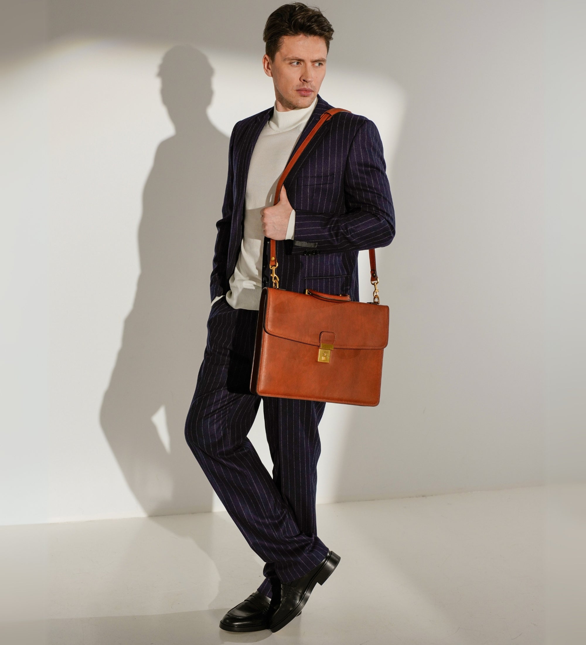 Maletín de cuero: The Sound of the Mountain