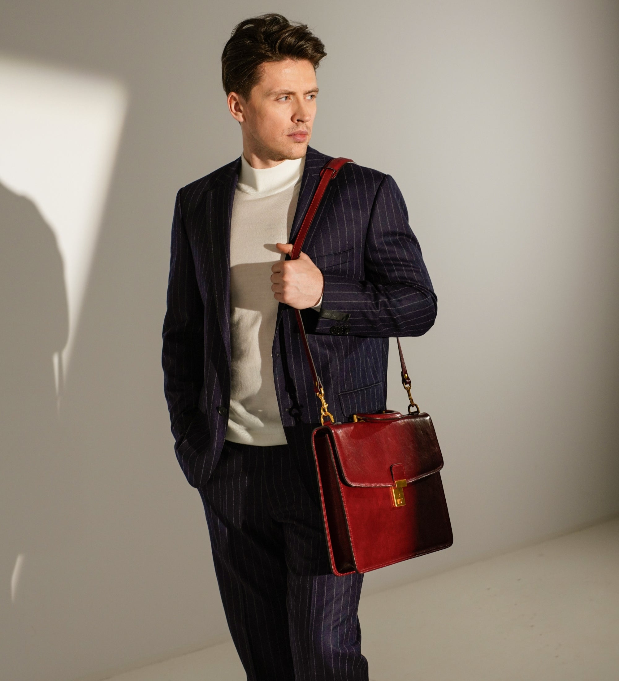 Maletín de cuero: The Sound of the Mountain