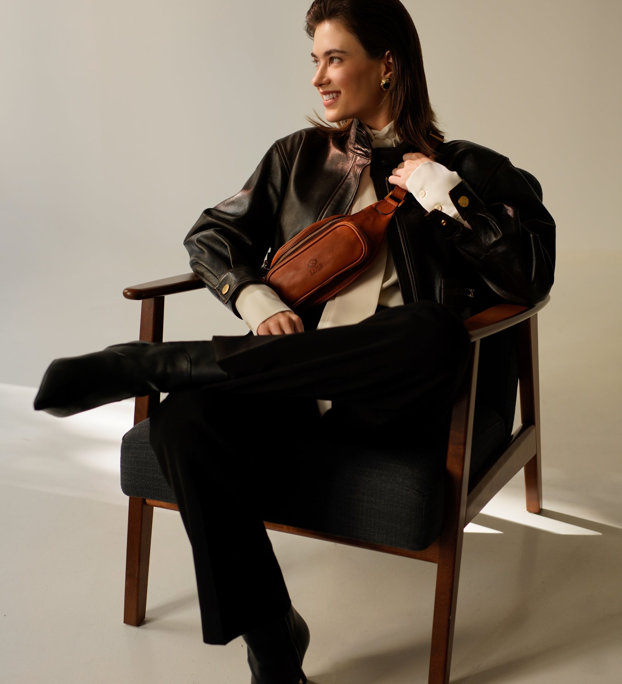 Riñonera/sling bag de cuero para mujer: Independent People