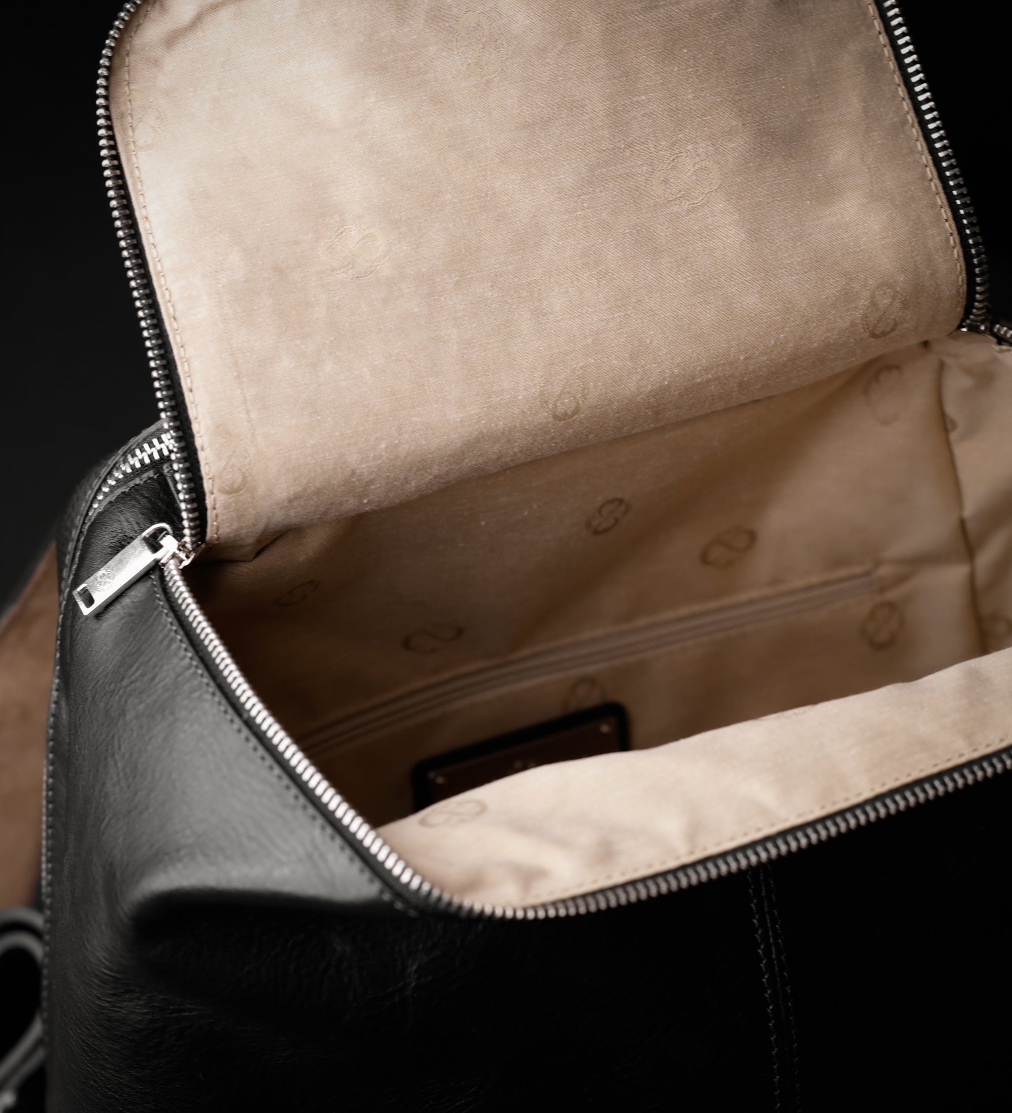 Mochila de cuero para mujer: A Bend in the River