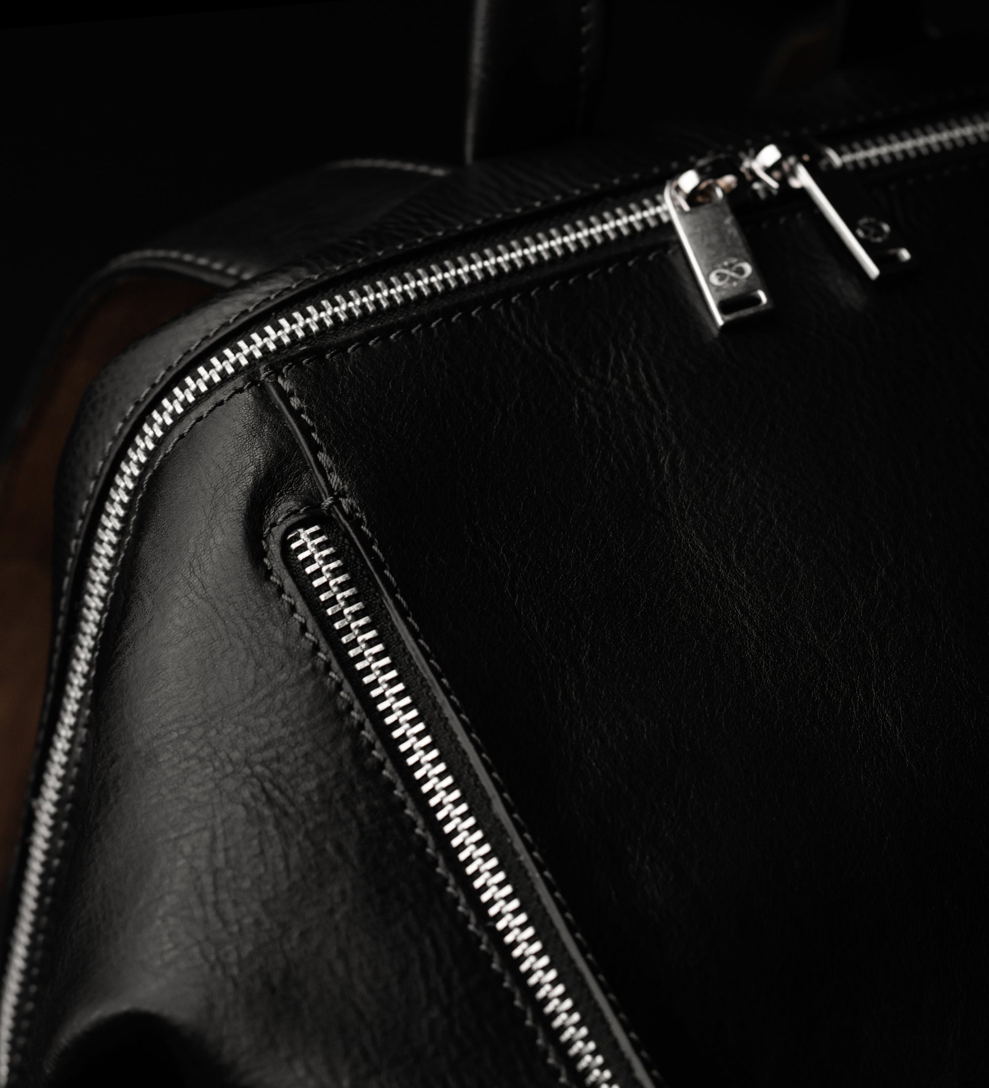 Mochila de cuero para mujer: A Bend in the River