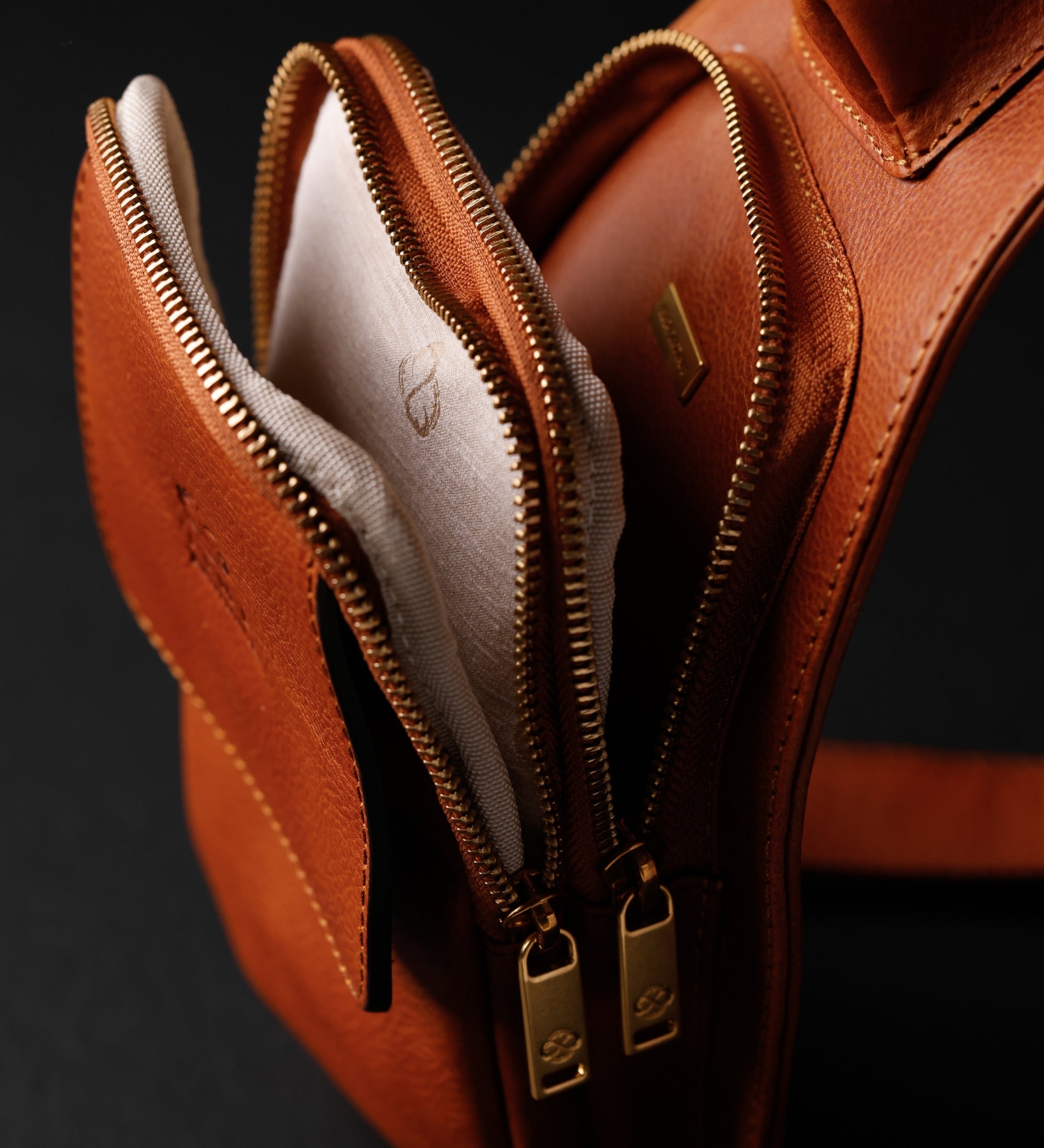 Bolso bandolera/sling bag de cuero: The Monk