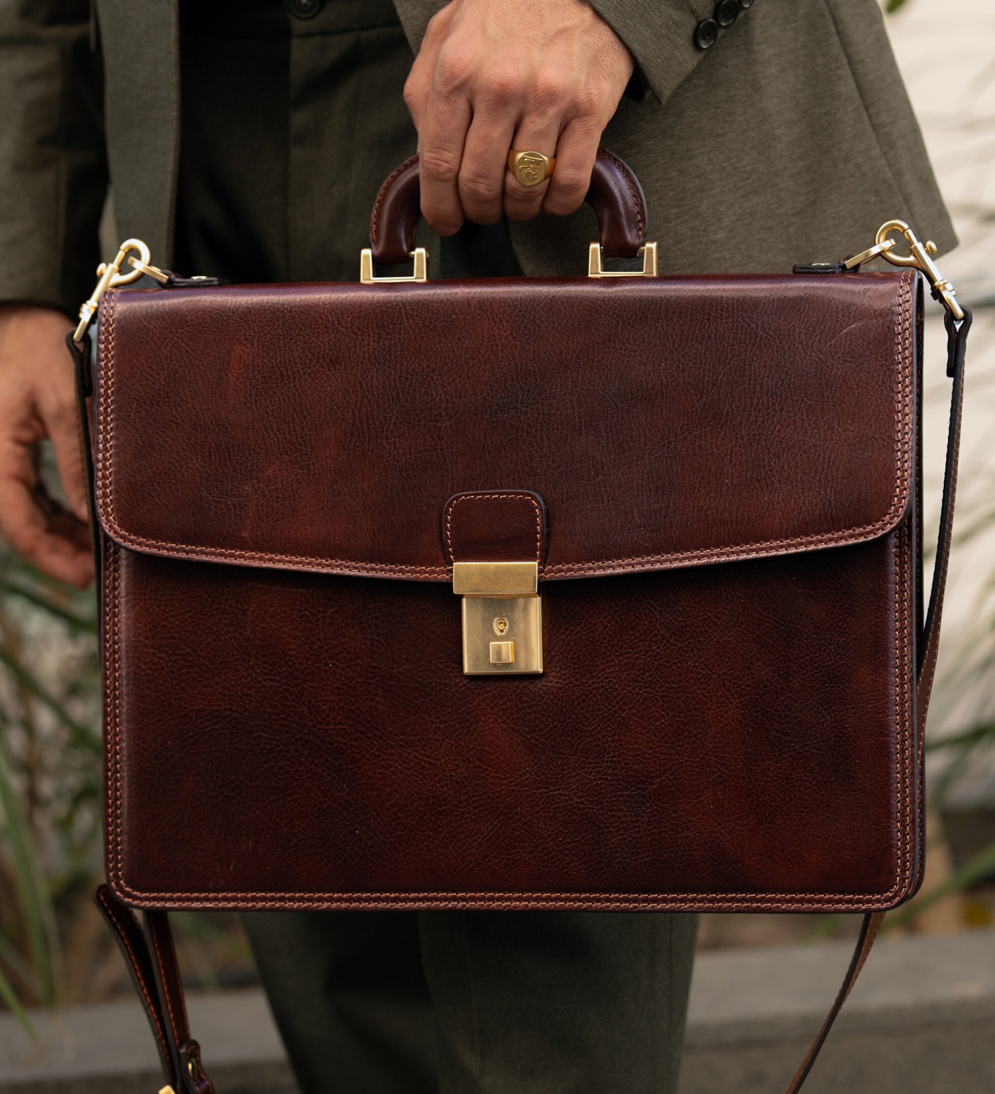 Maletín de cuero: The Sound of the Mountain