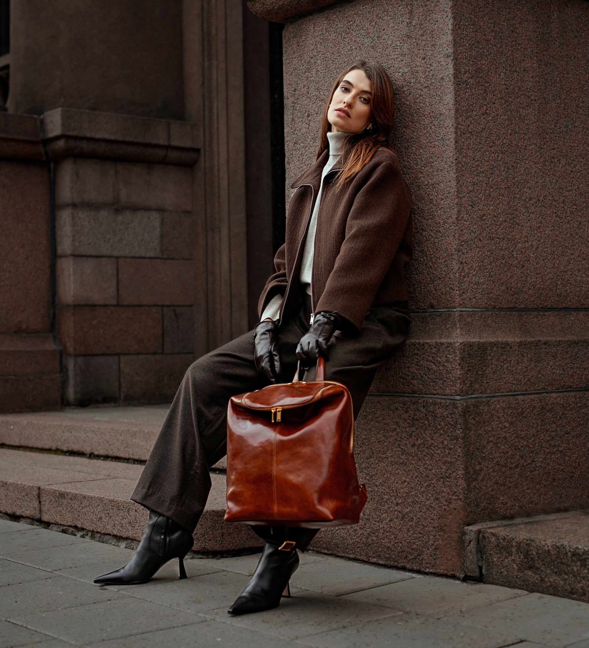 Mochila de cuero para mujer: A Bend in the River