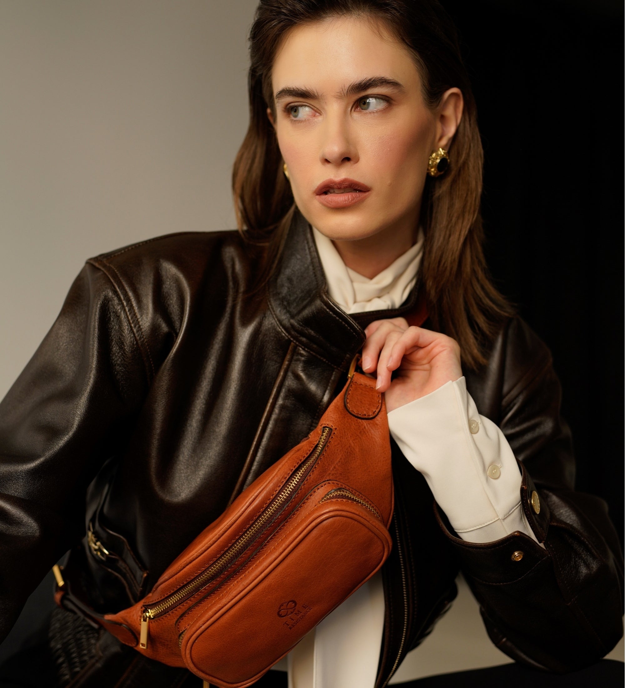 Riñonera/sling bag de cuero para mujer: Independent People