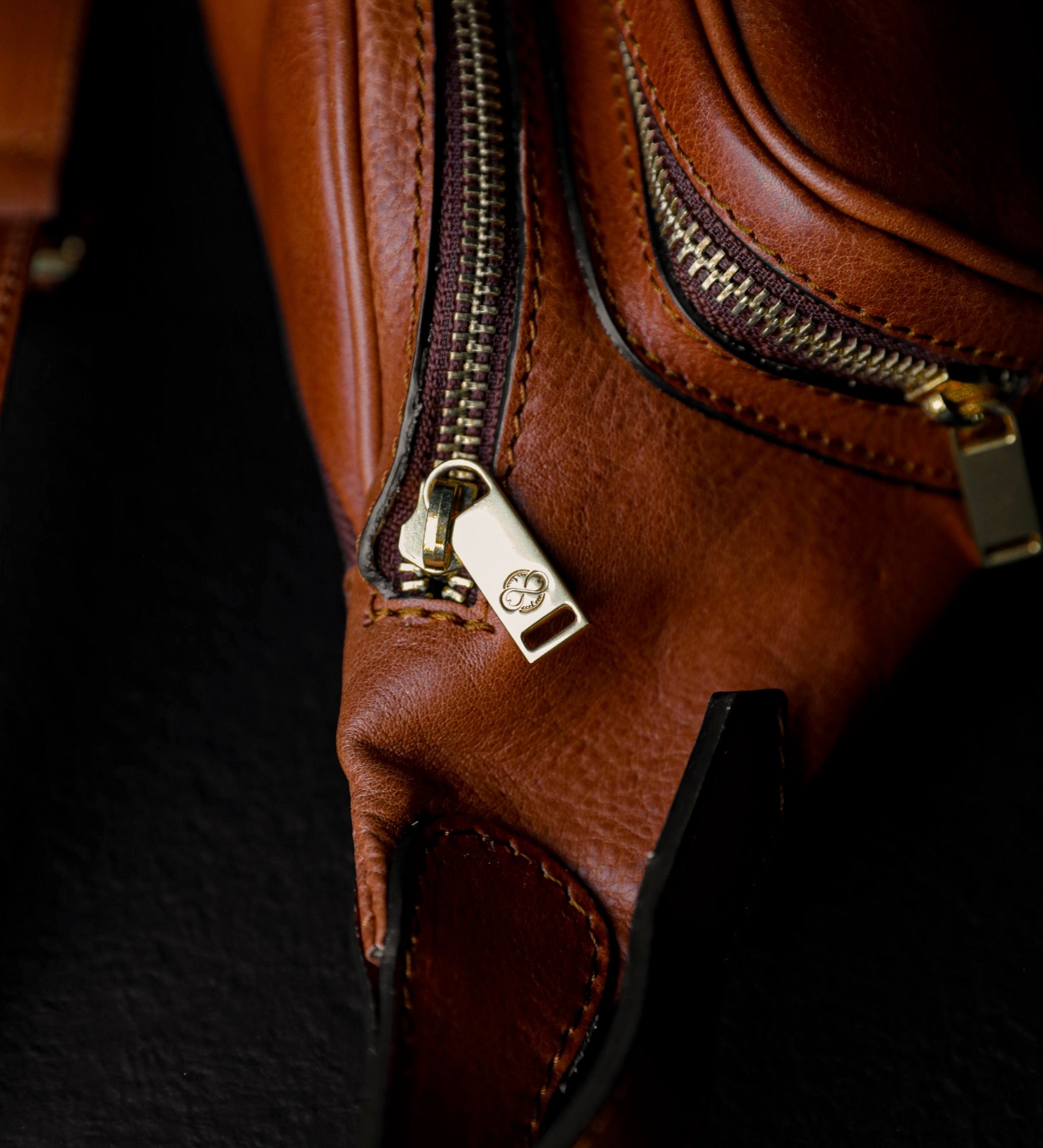 Riñonera/sling bag de cuero: Independent People