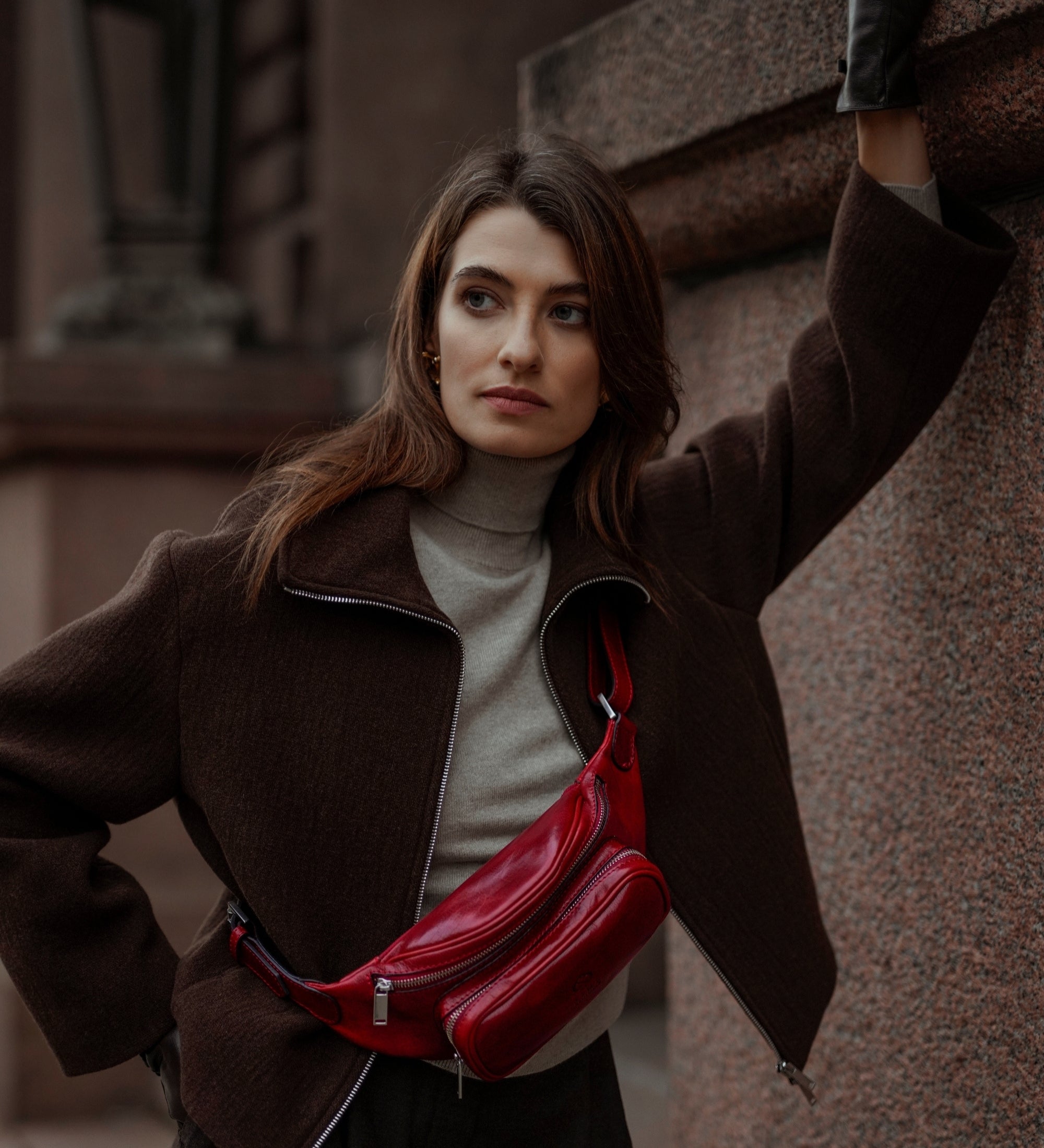 Riñonera/sling bag de cuero para mujer: Independent People