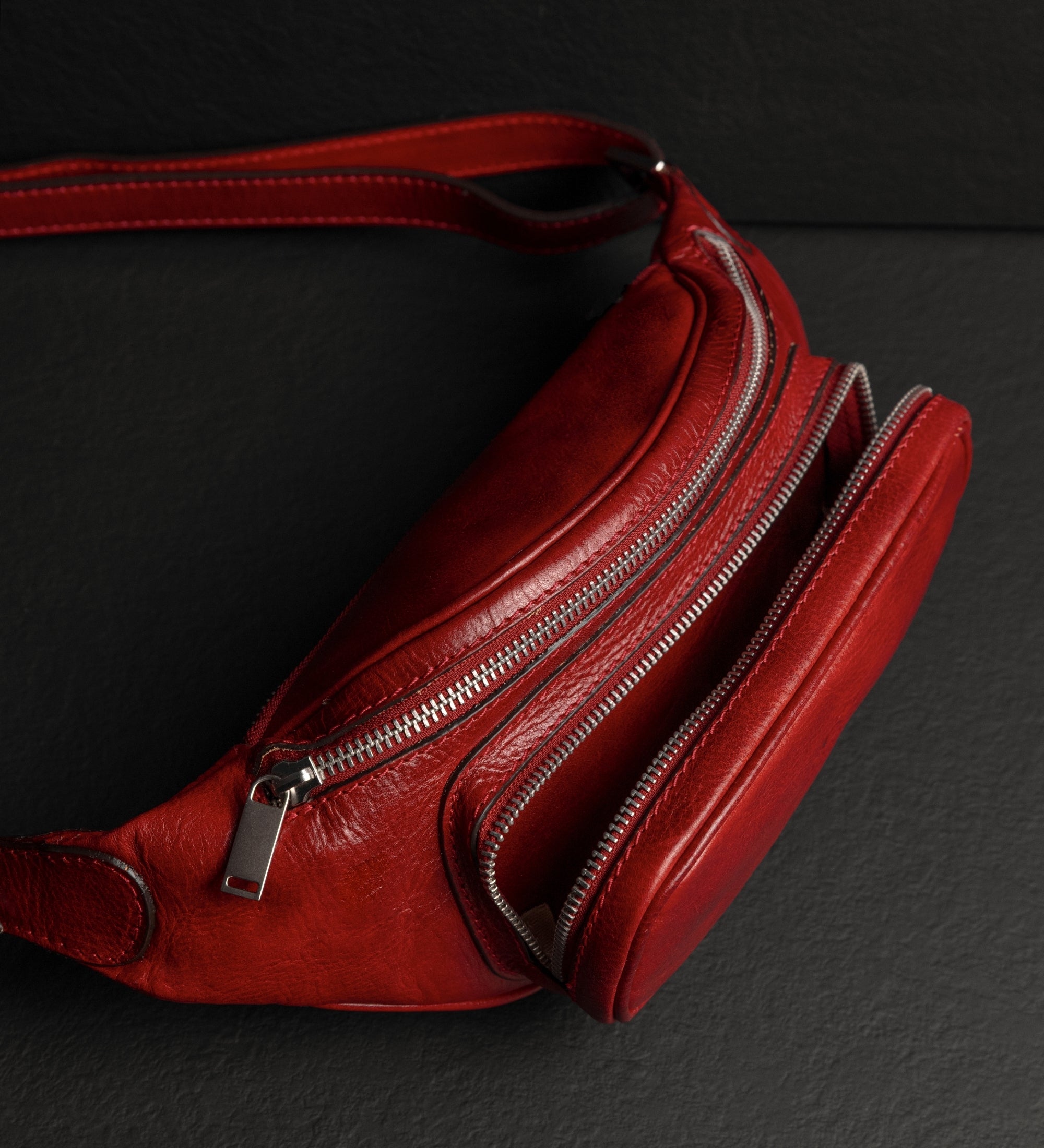 Riñonera/sling bag de cuero: Independent People