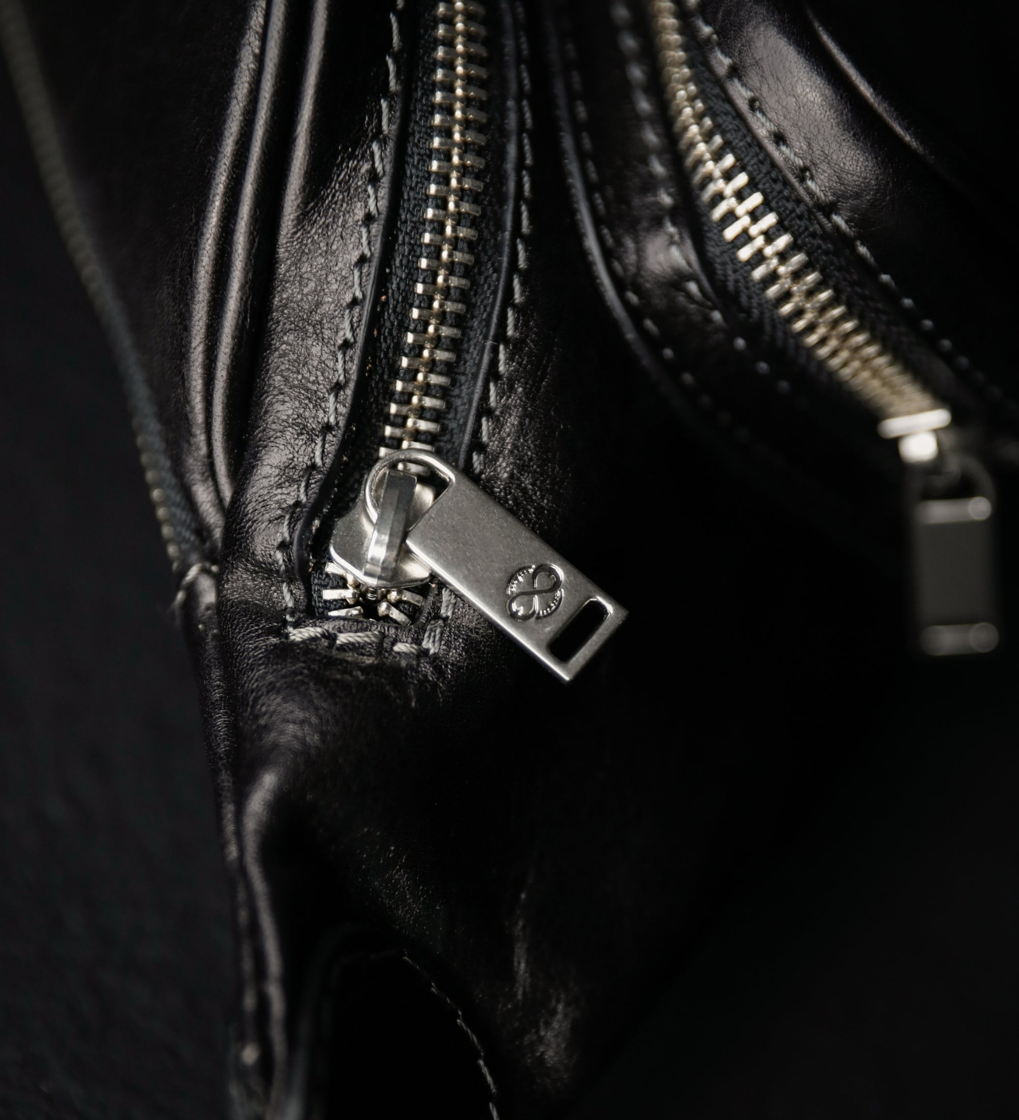 Riñonera/sling bag de cuero para mujer: Independent People