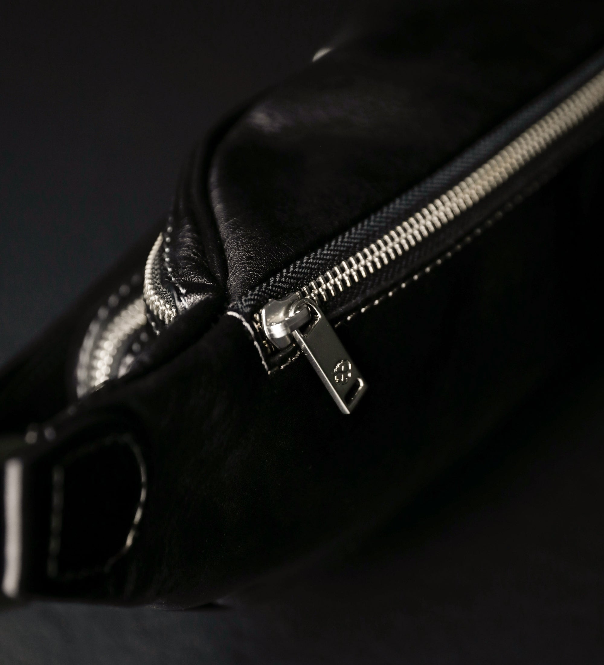 Riñonera/sling bag de cuero para mujer: Independent People
