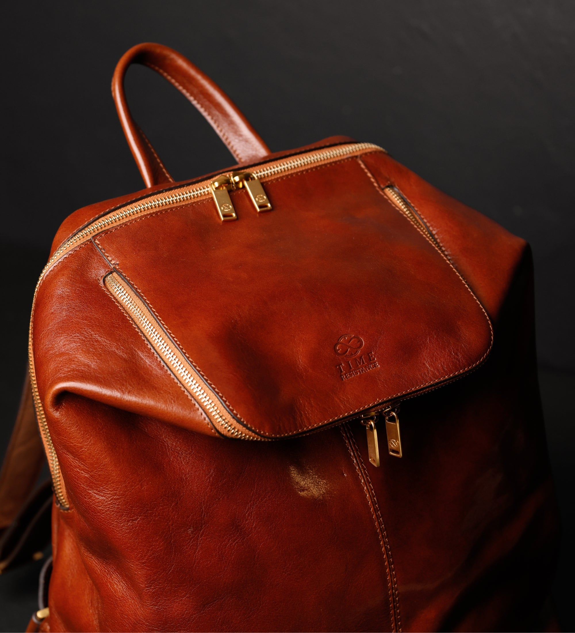 Mochila de cuero para mujer: A Bend in the River