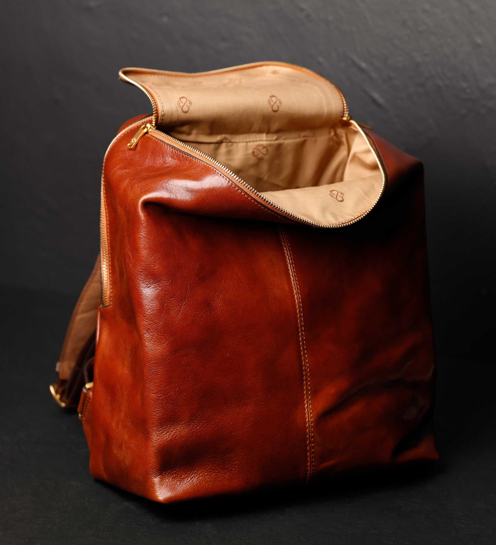 Mochila de cuero para mujer: A Bend in the River