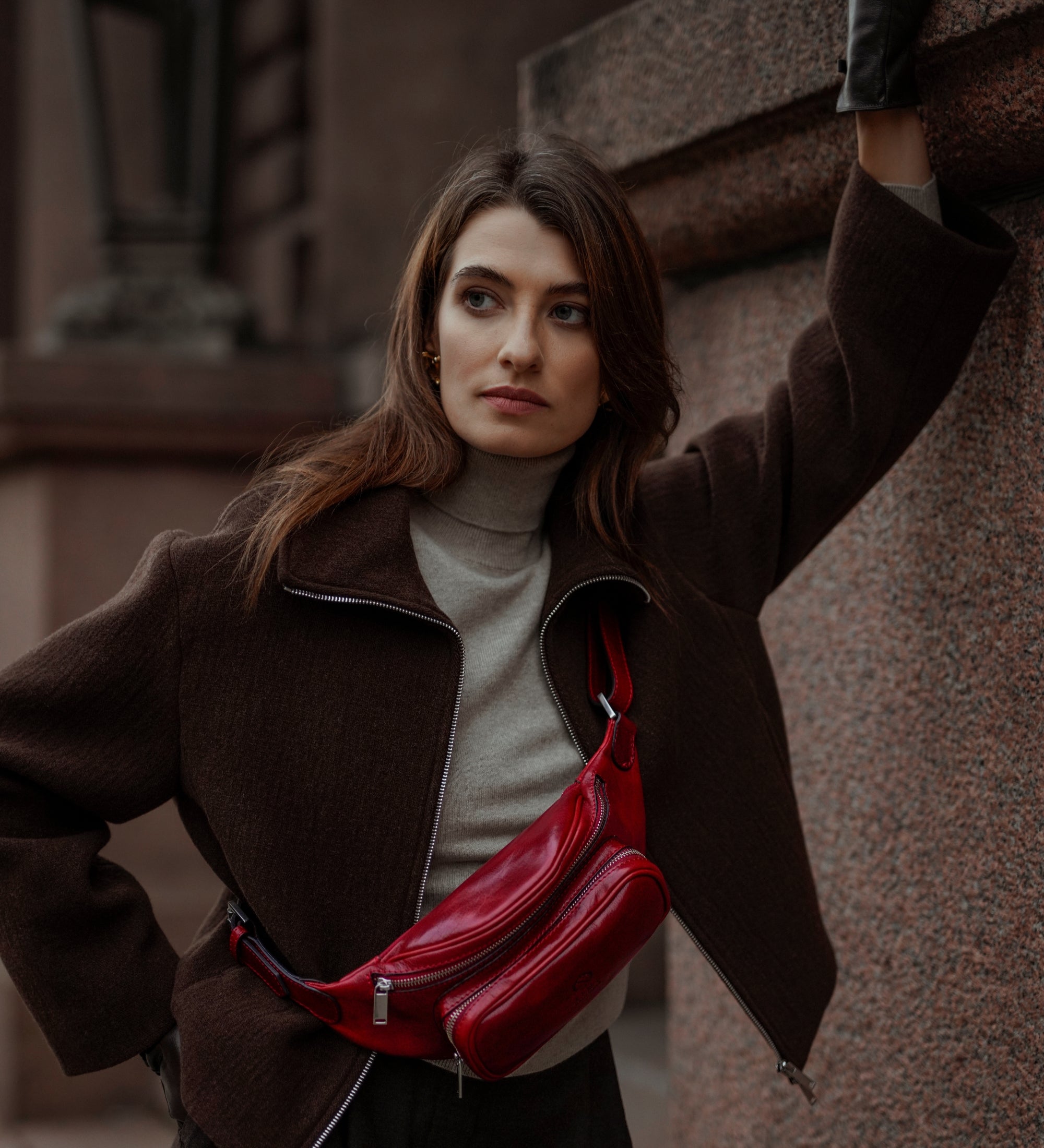 Riñonera/sling bag de cuero para mujer: Independent People
