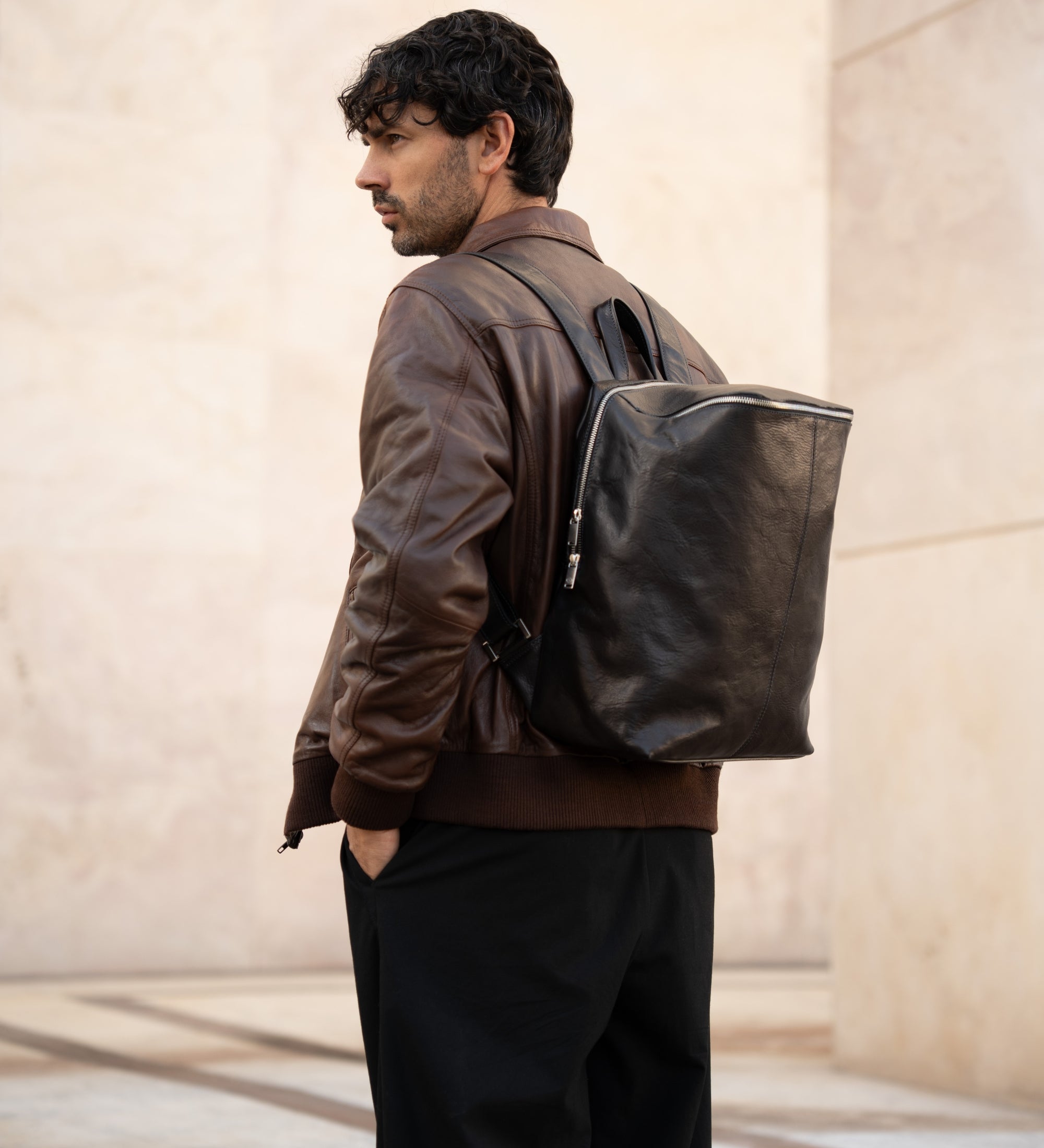 Mochila de cuero: A Bend in the River