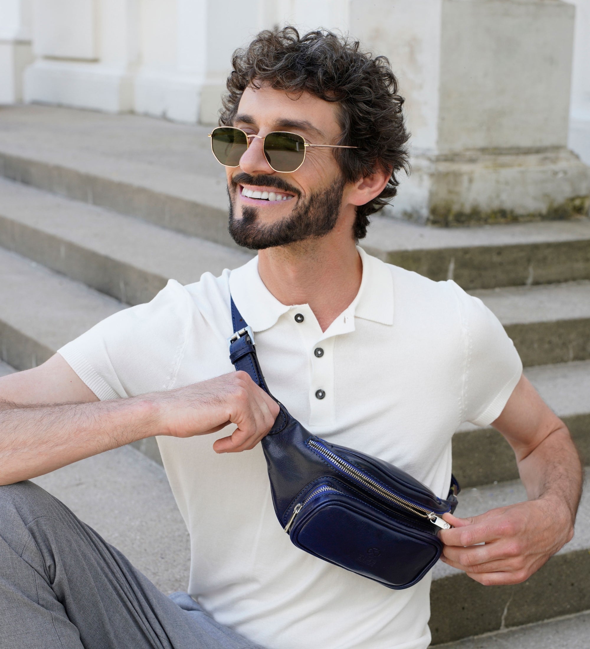 Riñonera/sling bag de cuero: Independent People