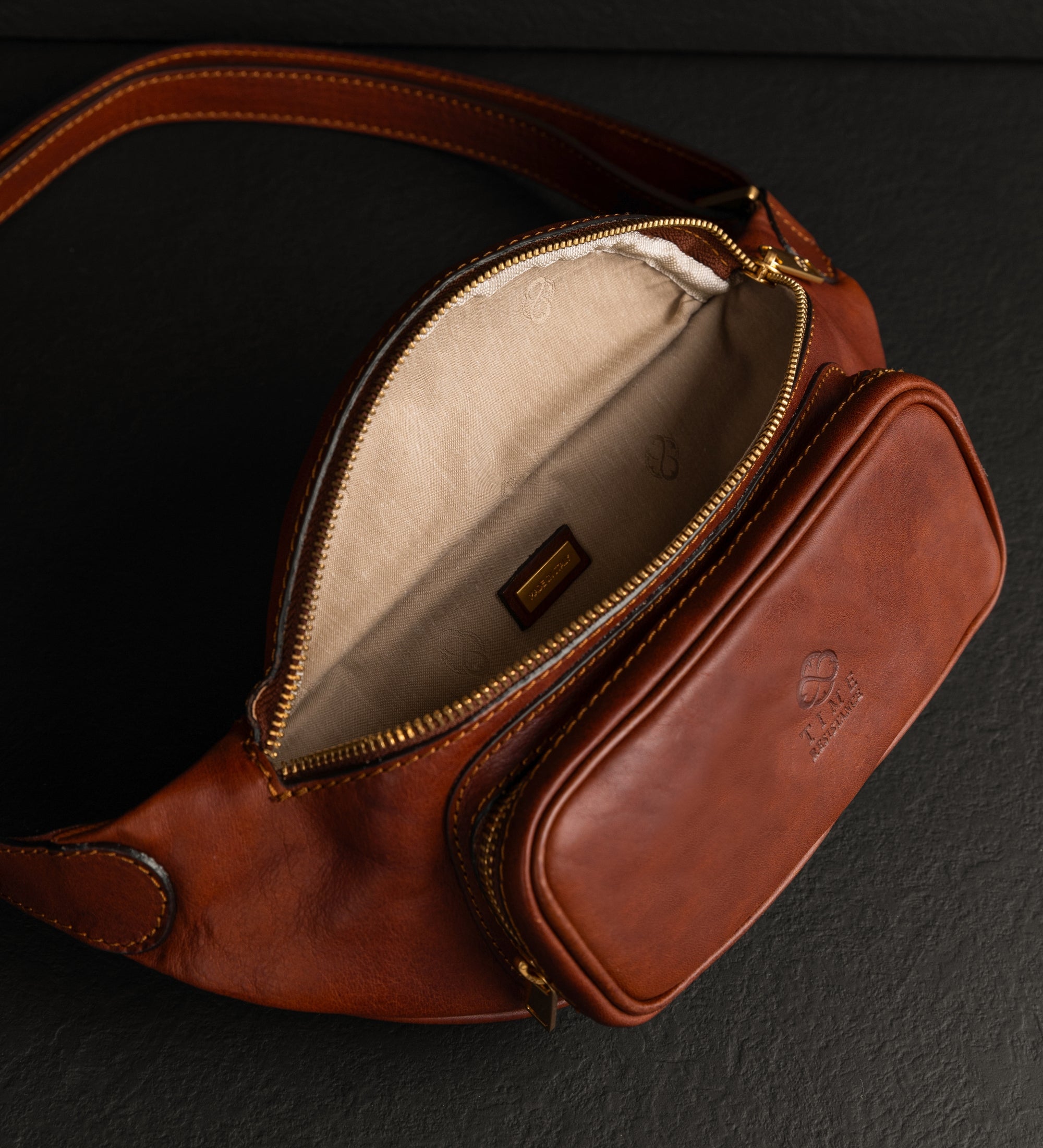 Riñonera/sling bag de cuero: Independent People