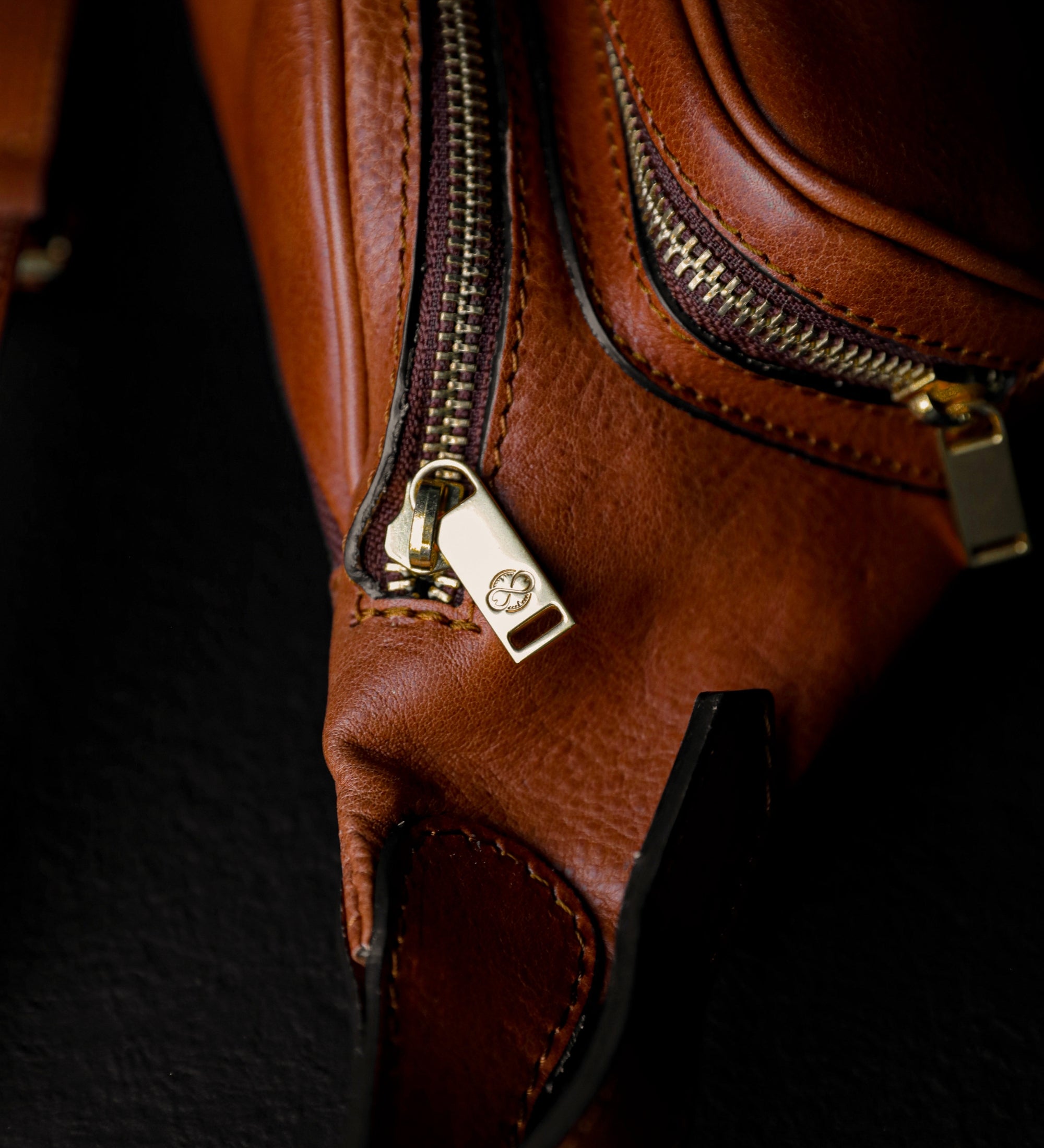 Riñonera/sling bag de cuero: Independent People