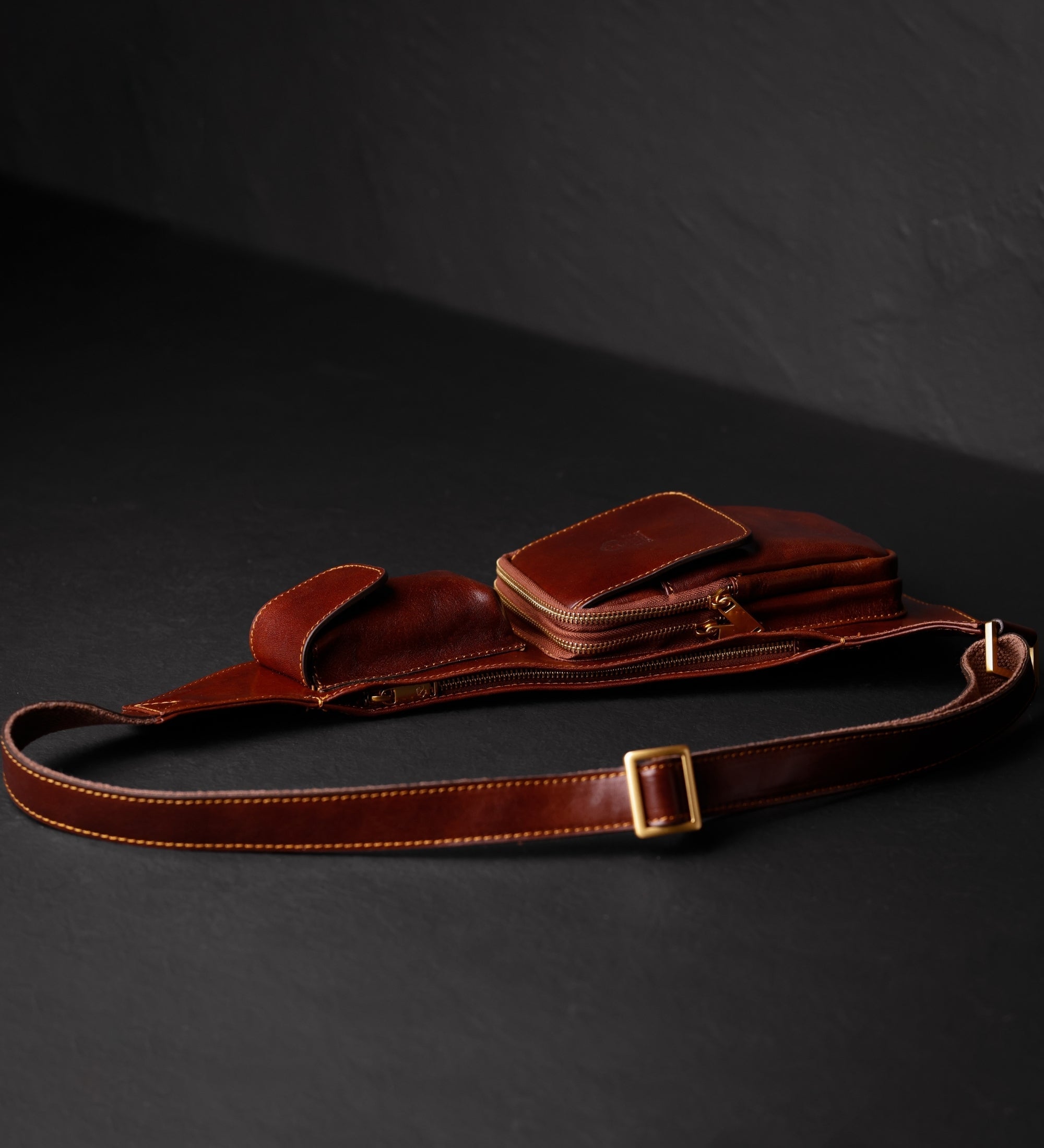 Bolso bandolera/sling bag de cuero: The Monk