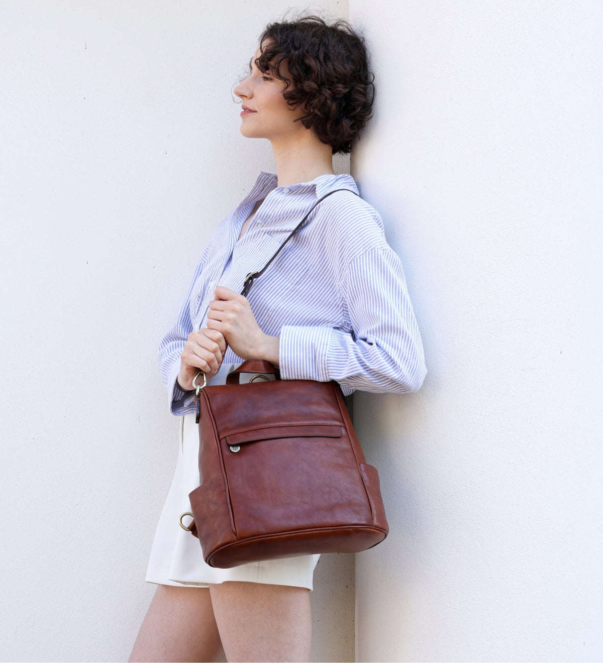 Bolso de hombro/mochila convertible de cuero marrón coñac para mujer: The Waves