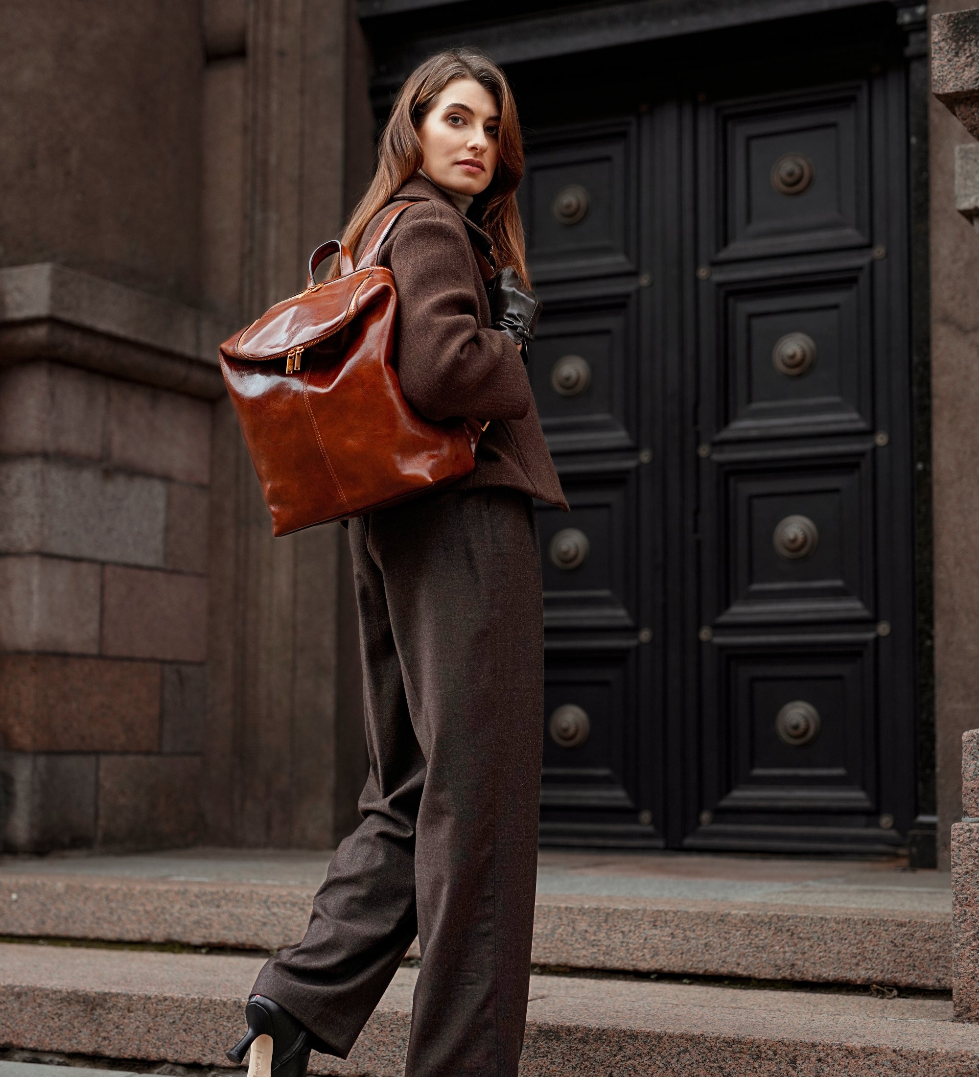 Mochila de cuero para mujer: A Bend in the River