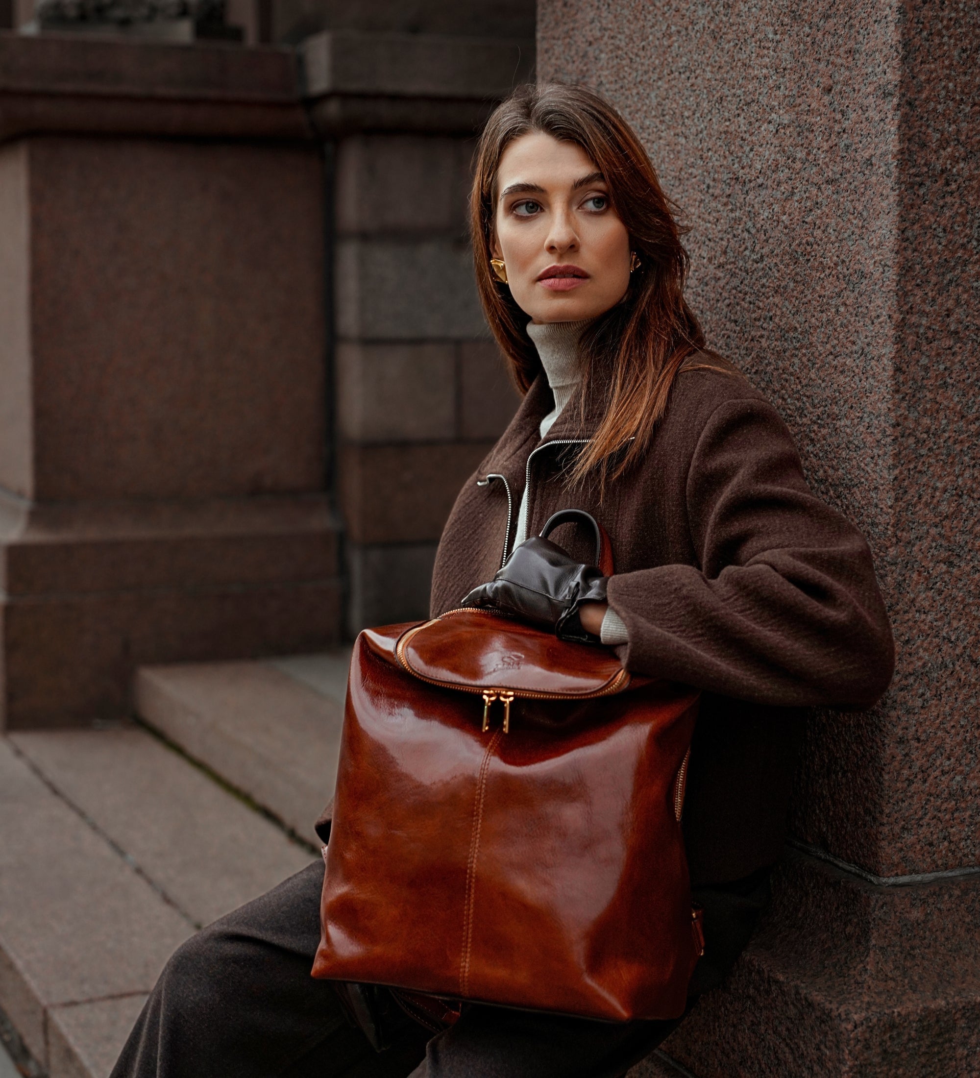 Mochila de cuero para mujer: A Bend in the River