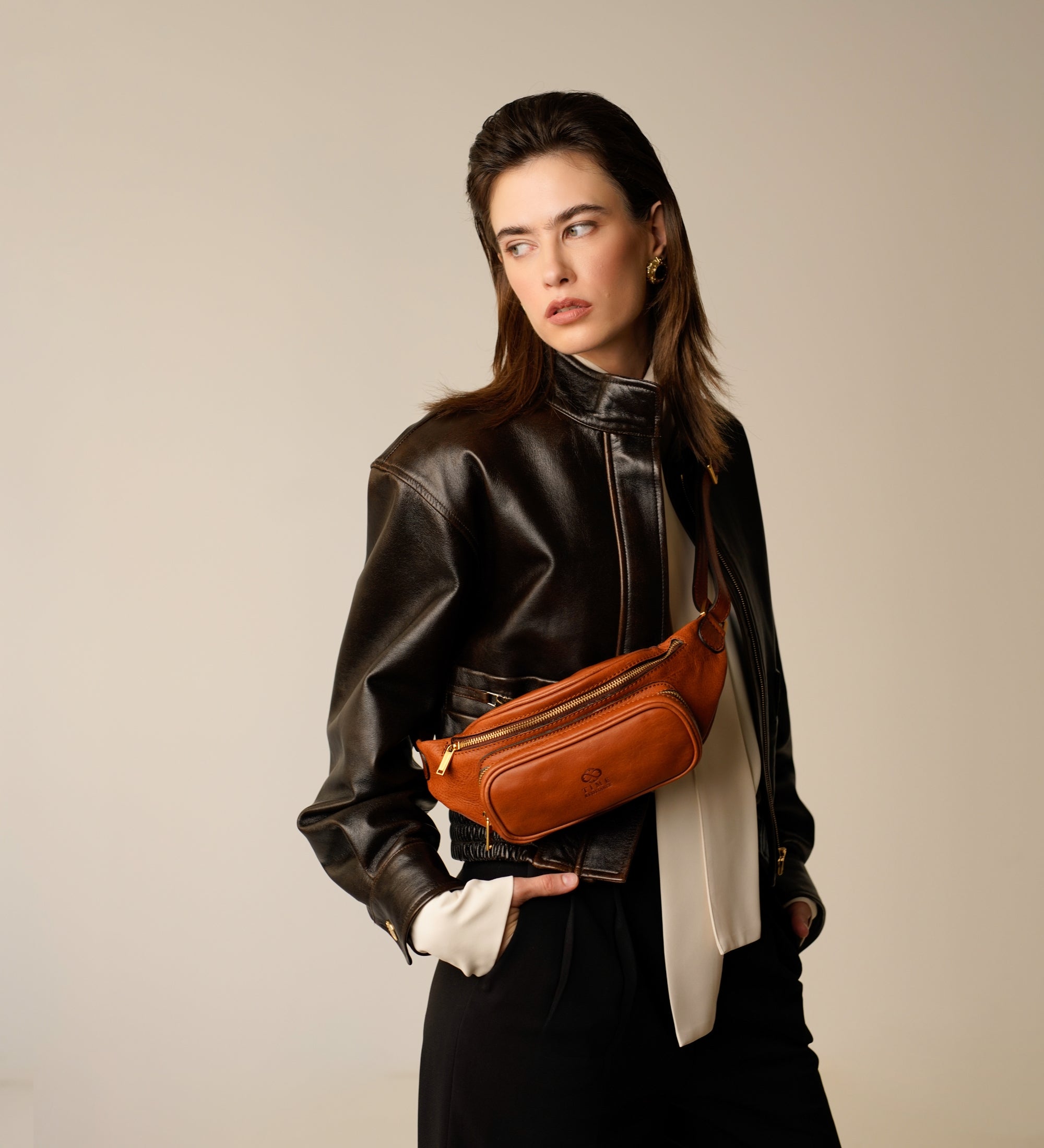 Riñonera/sling bag de cuero para mujer: Independent People