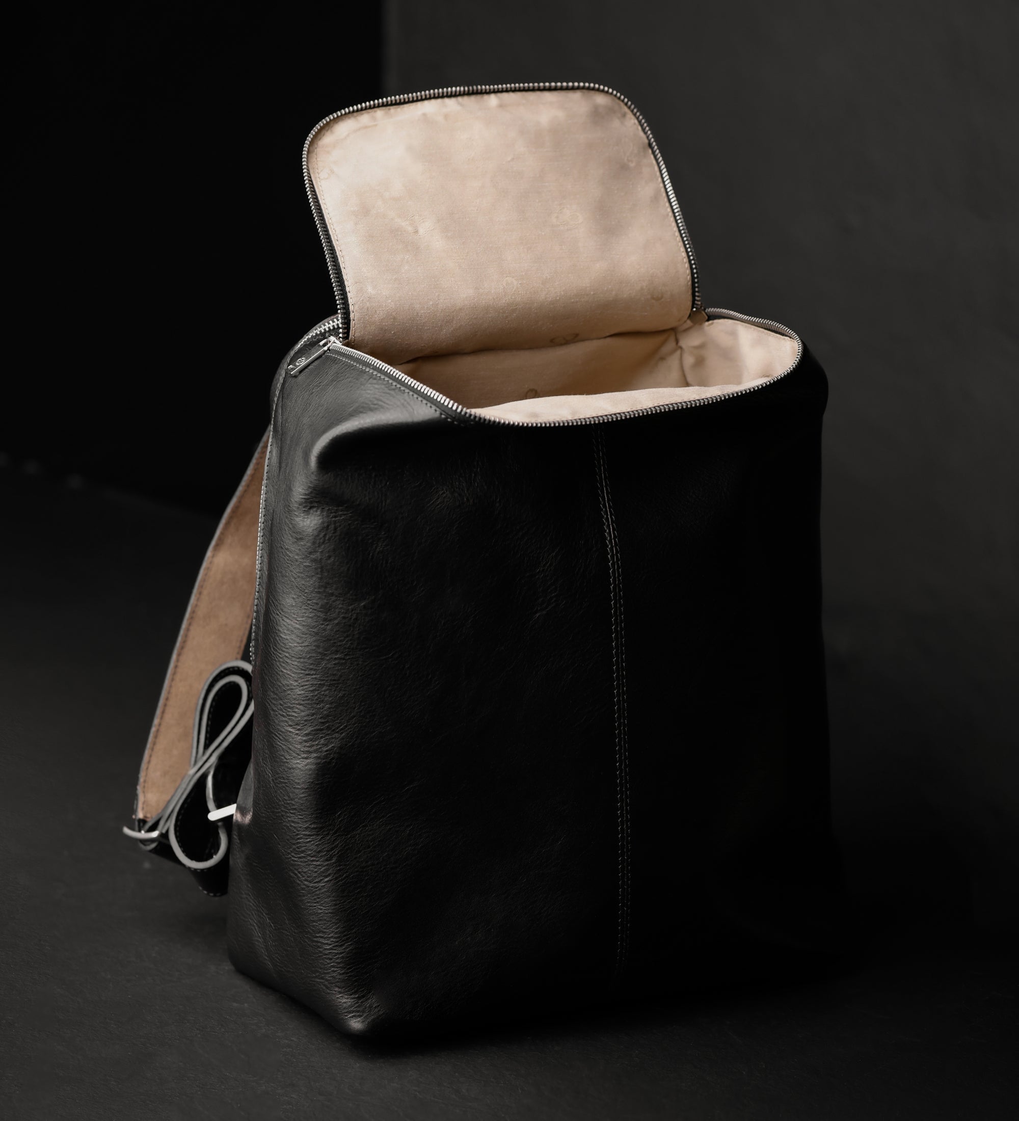 Mochila de cuero para mujer: A Bend in the River