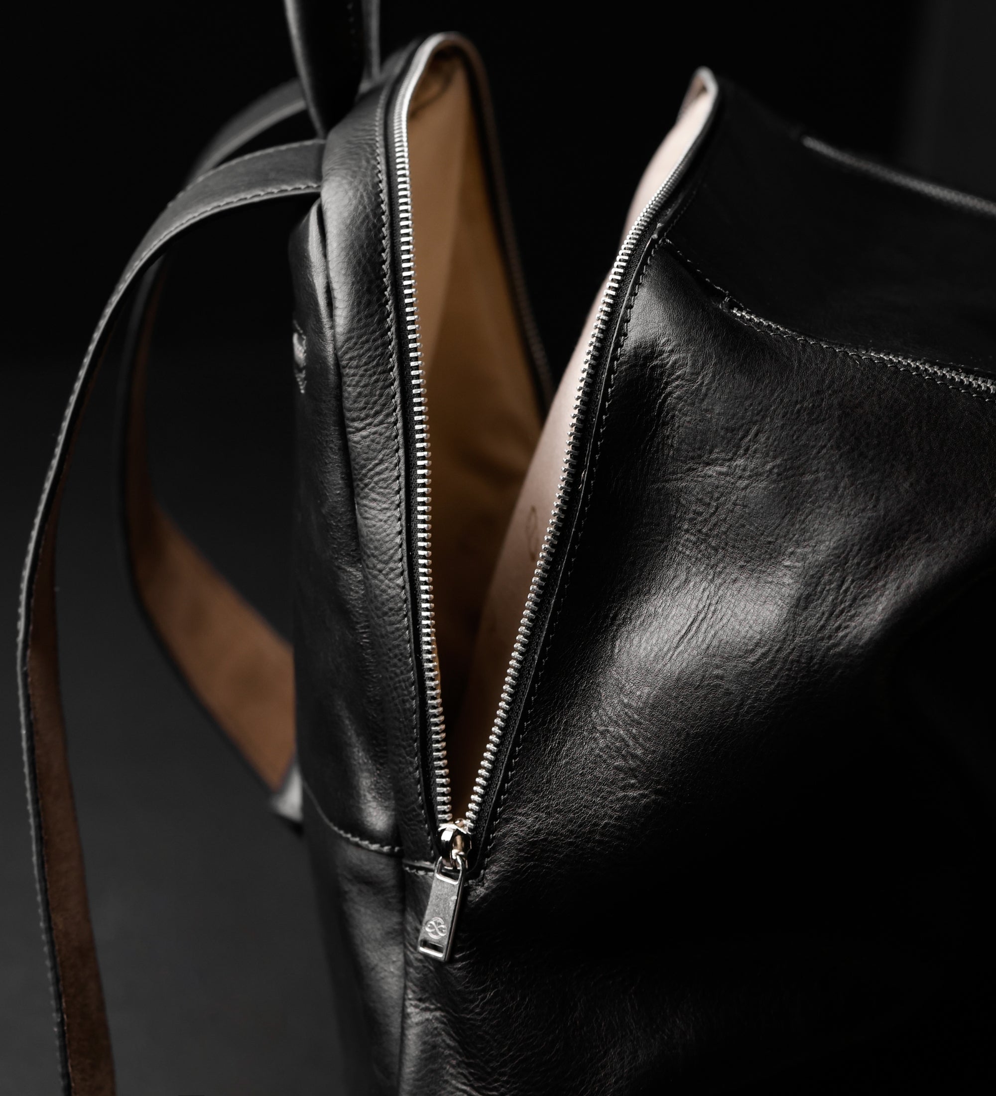 Mochila de cuero para mujer: A Bend in the River