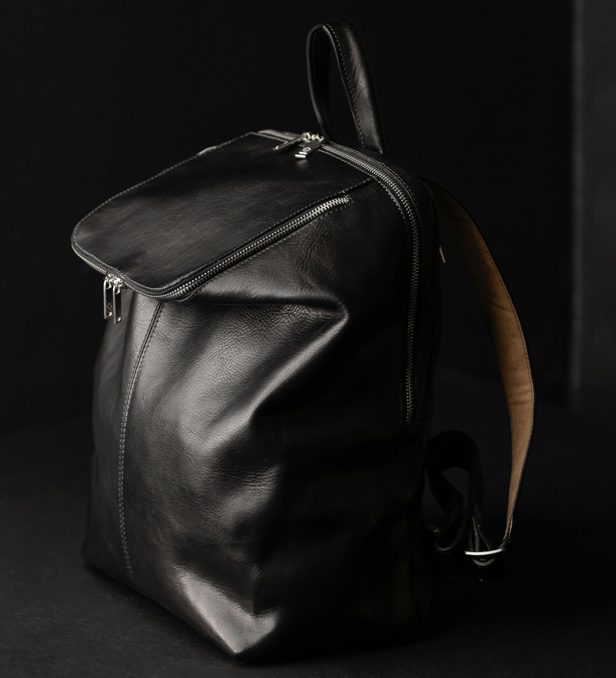 Mochila de cuero para mujer: A Bend in the River
