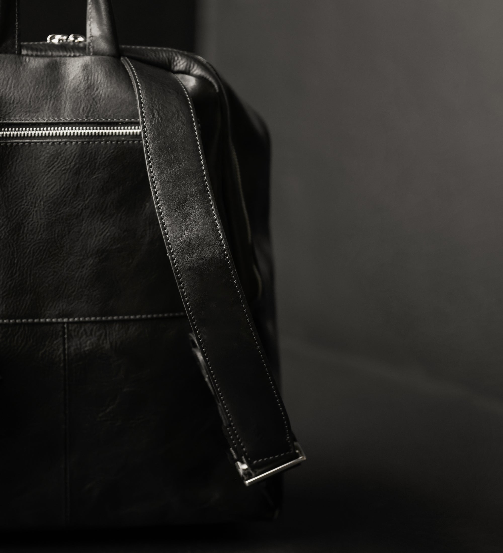 Mochila de cuero para mujer: A Bend in the River