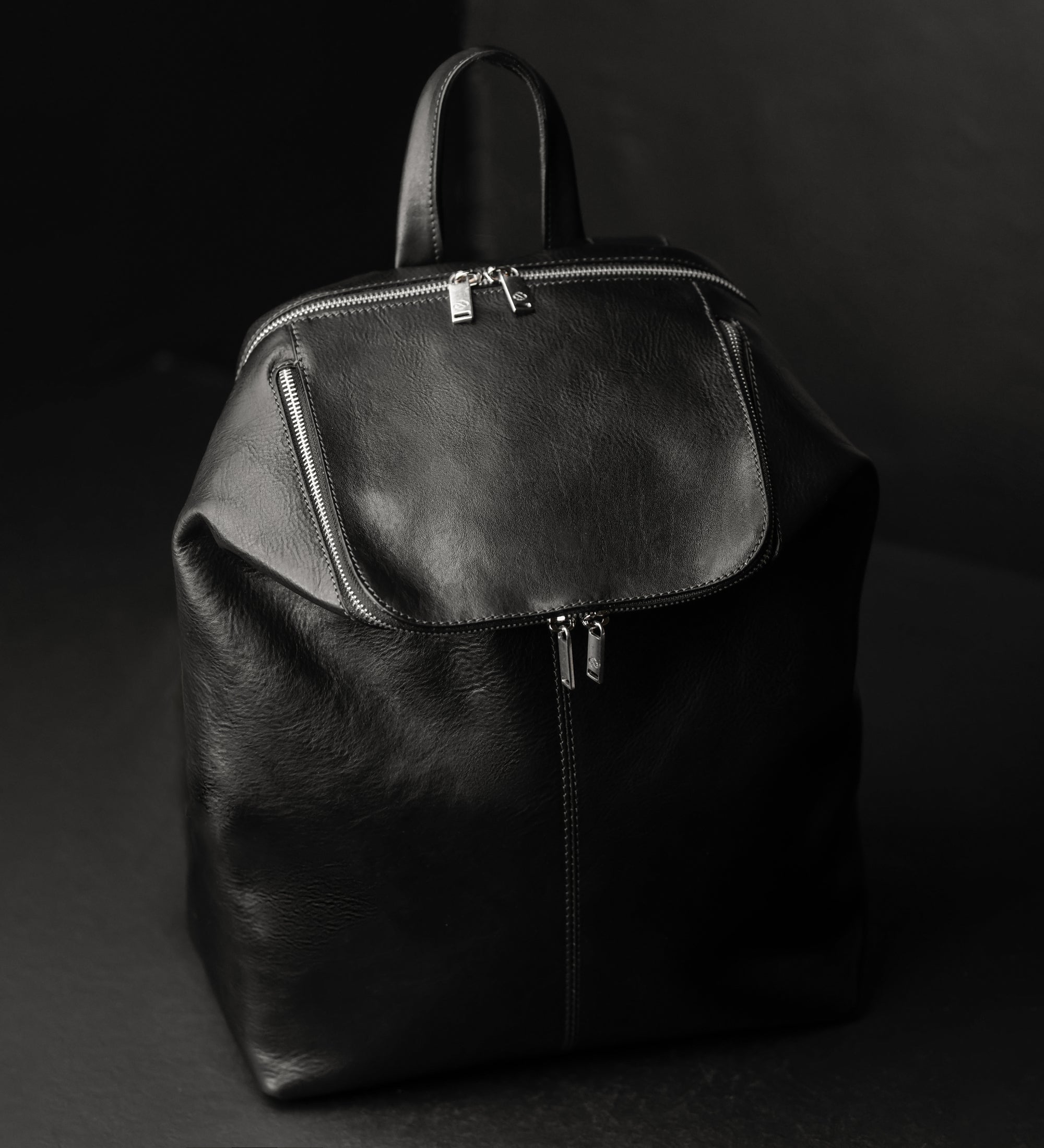 Mochila de cuero para mujer: A Bend in the River
