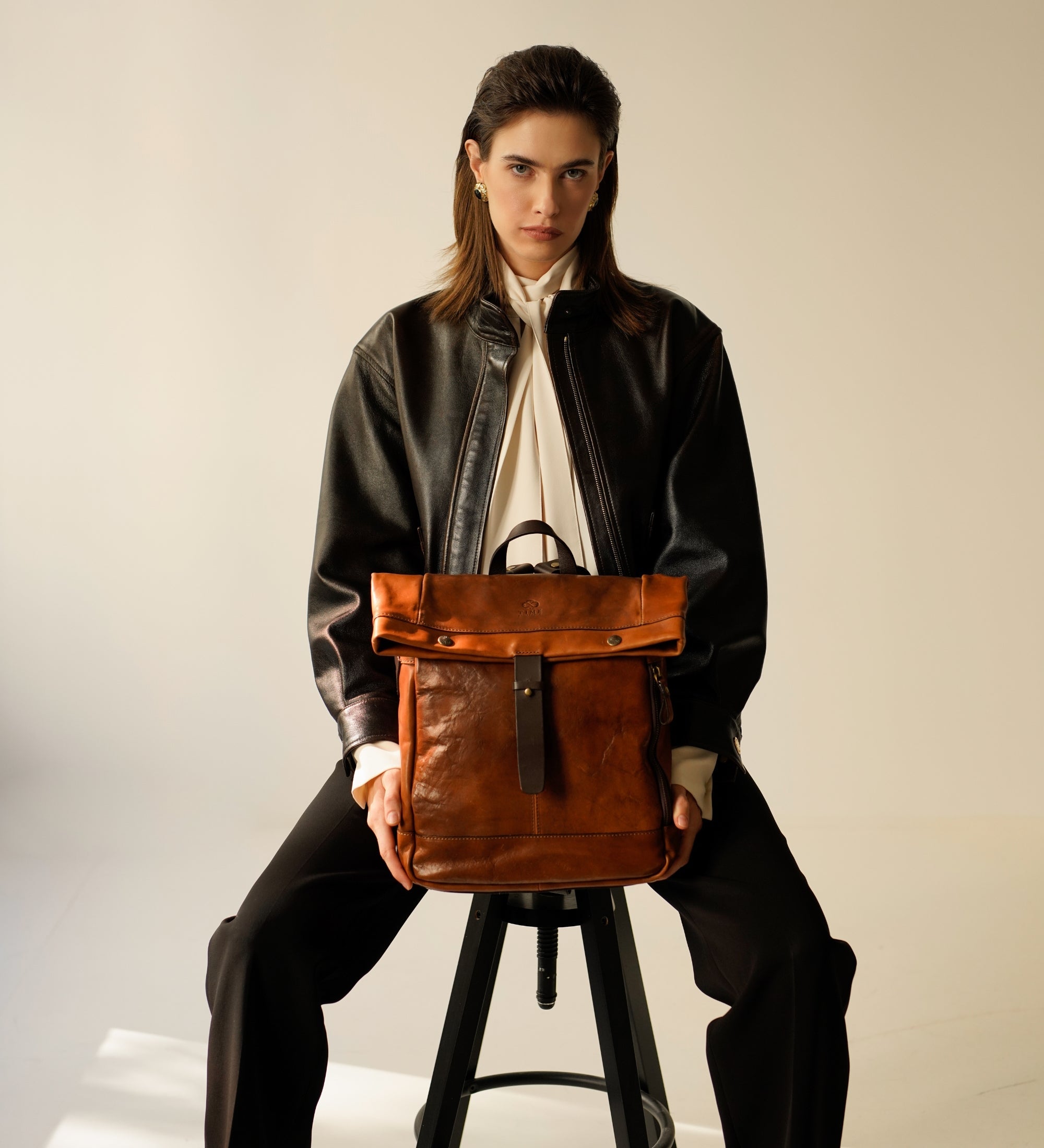 Mochila de cuero con pliegue superior para mujer: The Secret History