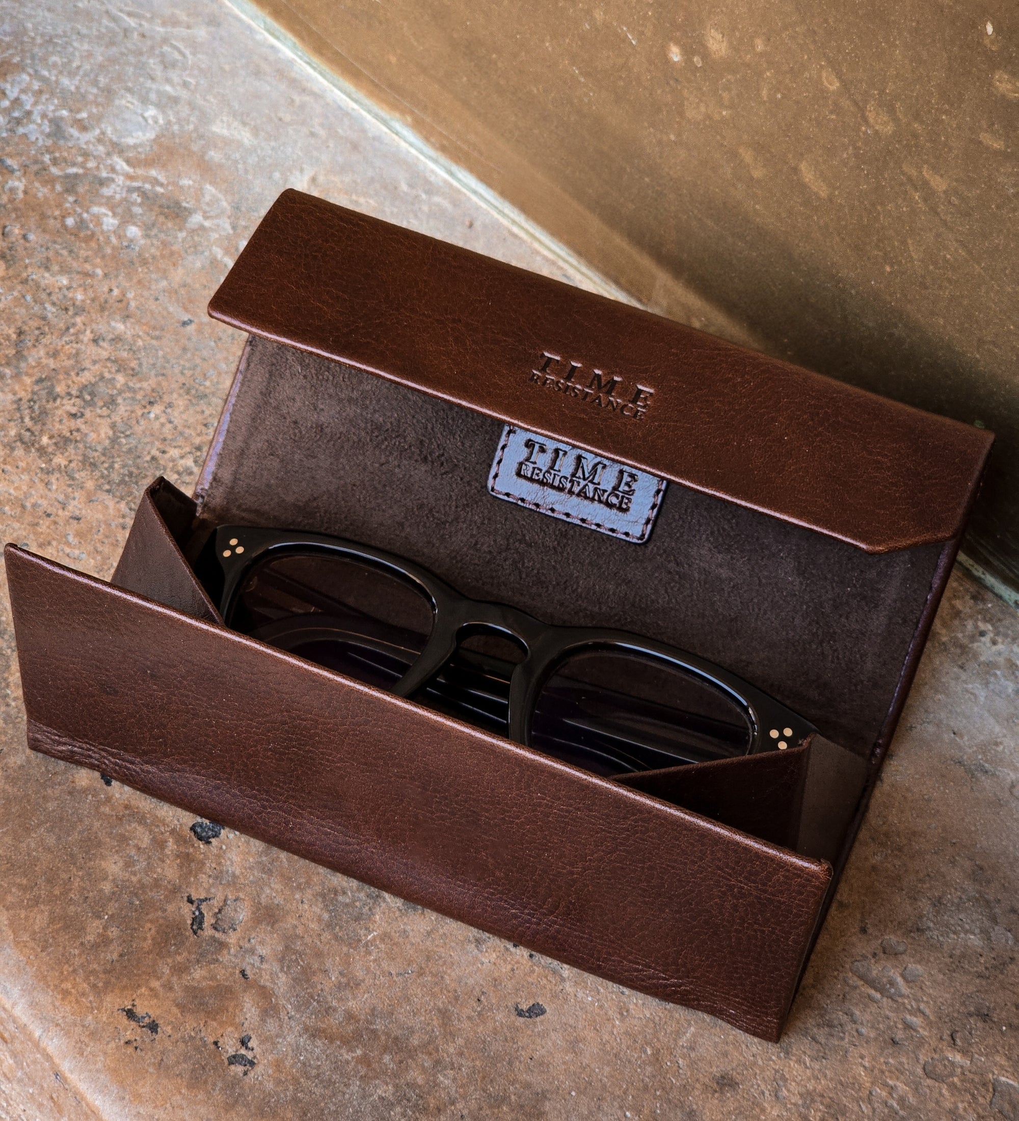 Estuche de cuero plegable para gafas: The Riddle of the Sands