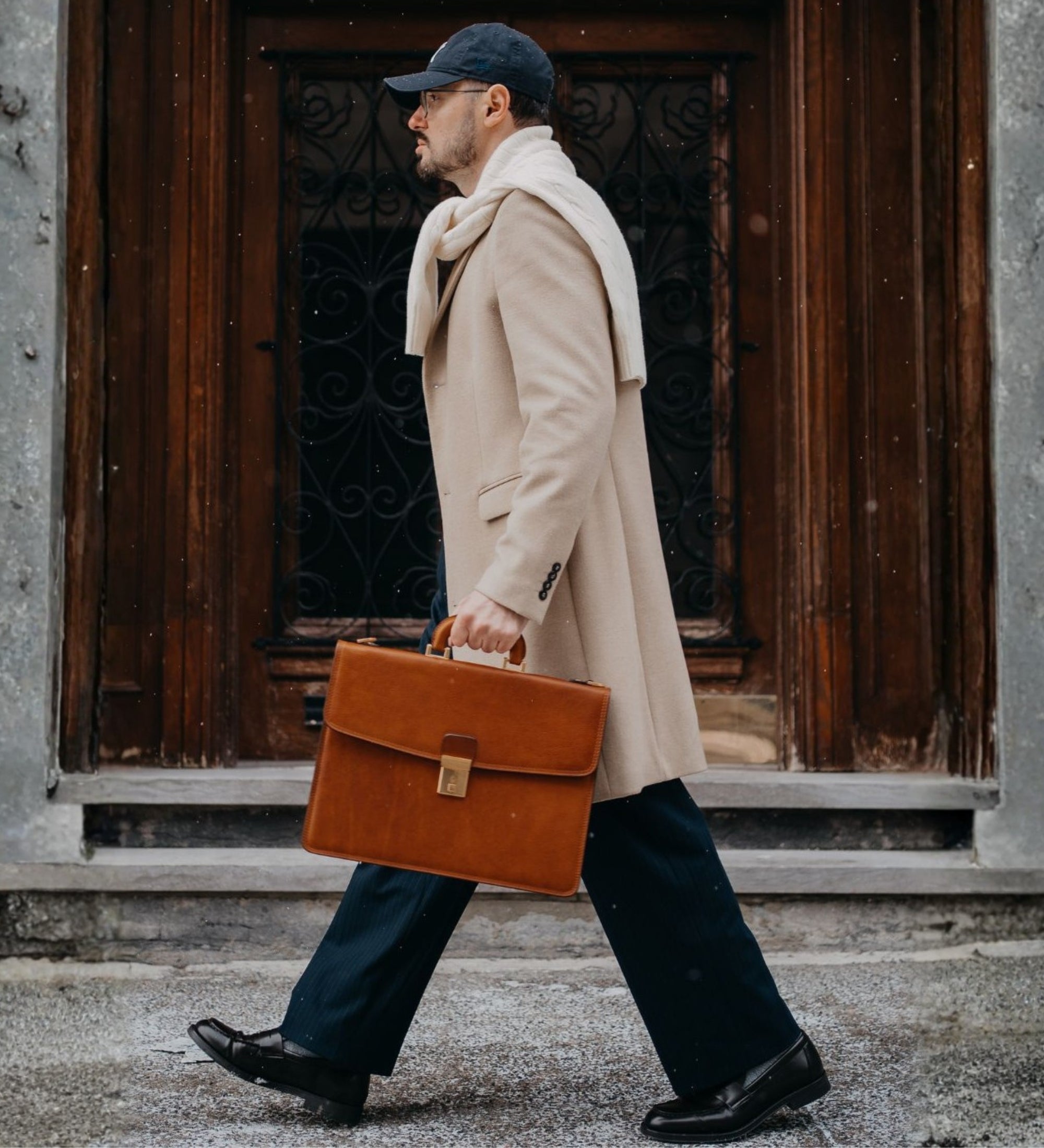 Maletín de cuero: The Sound of the Mountain