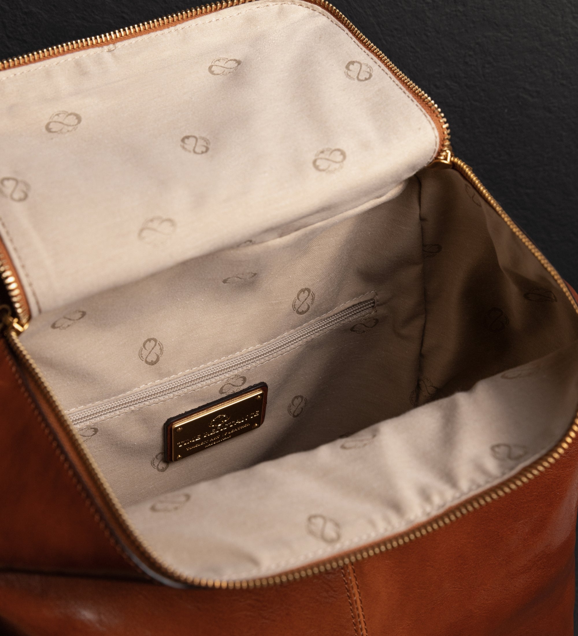 Mochila de cuero para mujer: A Bend in the River